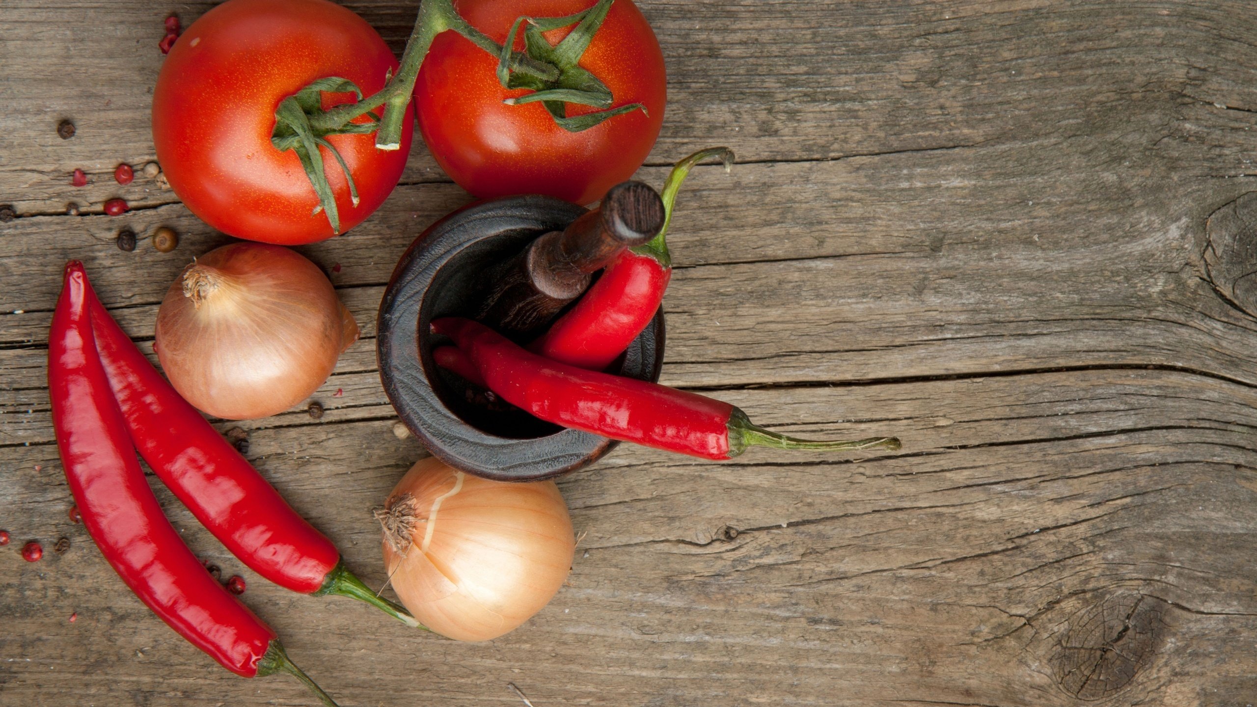 Обои лук, овощи, помидор, натюрморт, перец, жгучий, ступка, bow, vegetables, tomato, still life, pepper, burning, mortar разрешение 2560x1600 Загрузить