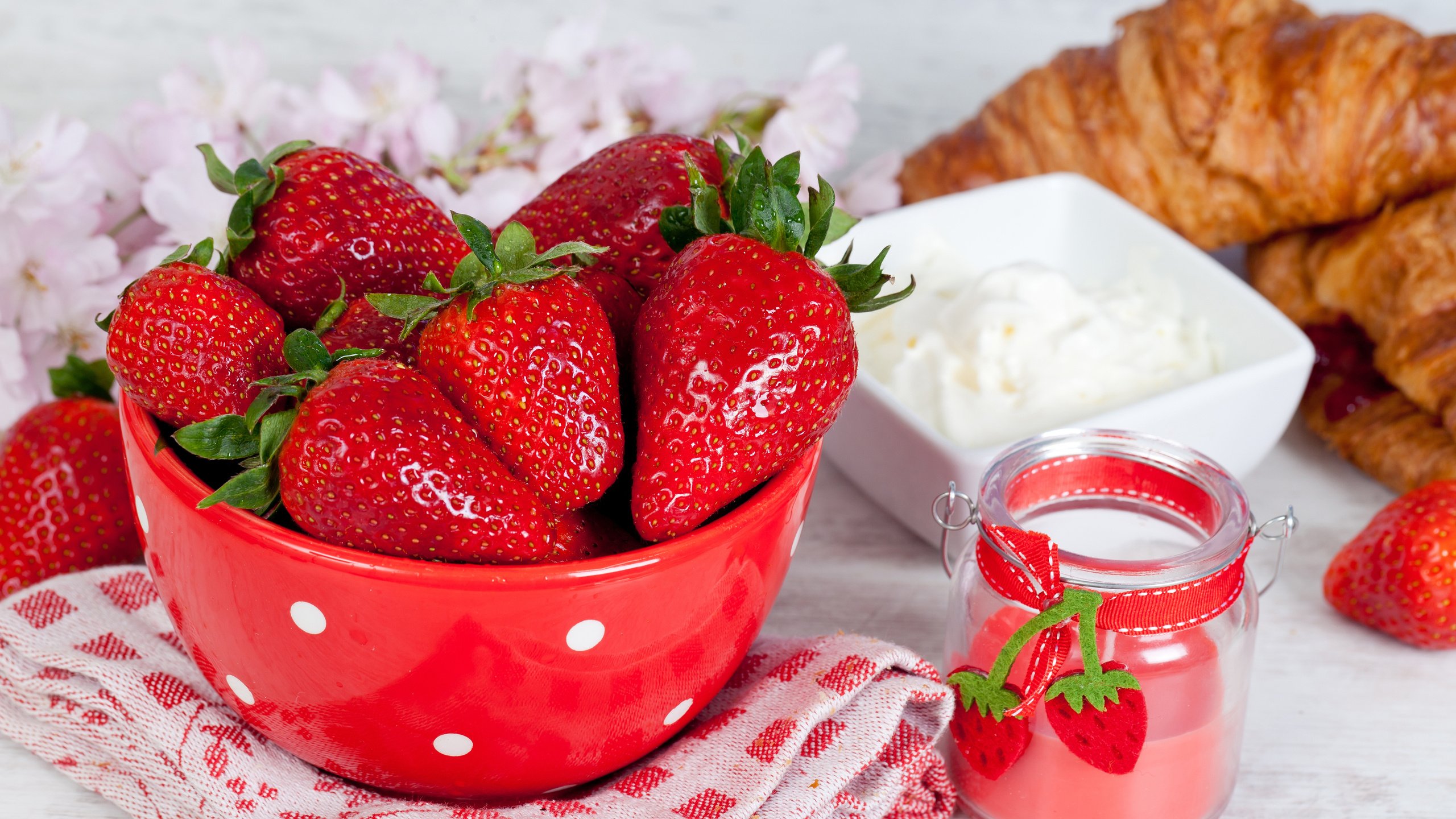 Обои цветы, ягода, клубника, миска, сметана, круассаны, flowers, berry, strawberry, bowl, sour cream, croissants разрешение 2560x1600 Загрузить