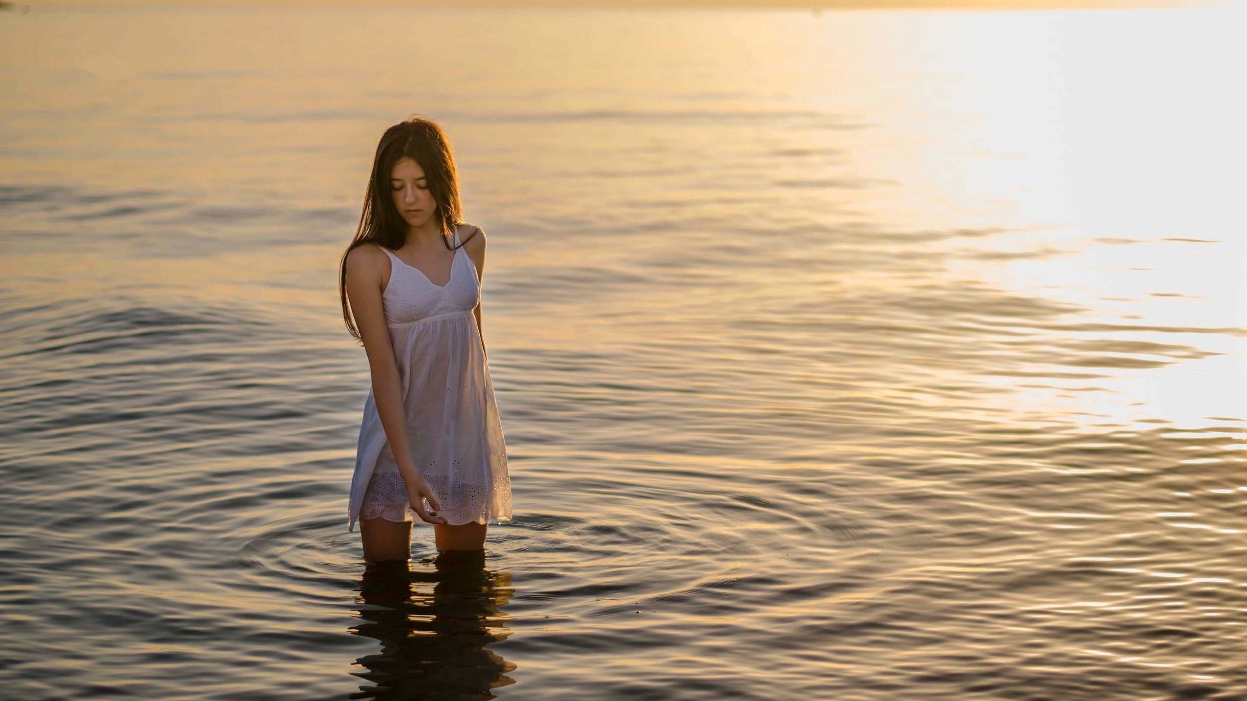 Обои вода, закат, девушка, настроение, море, силуэт, water, sunset, girl, mood, sea, silhouette разрешение 2880x1800 Загрузить