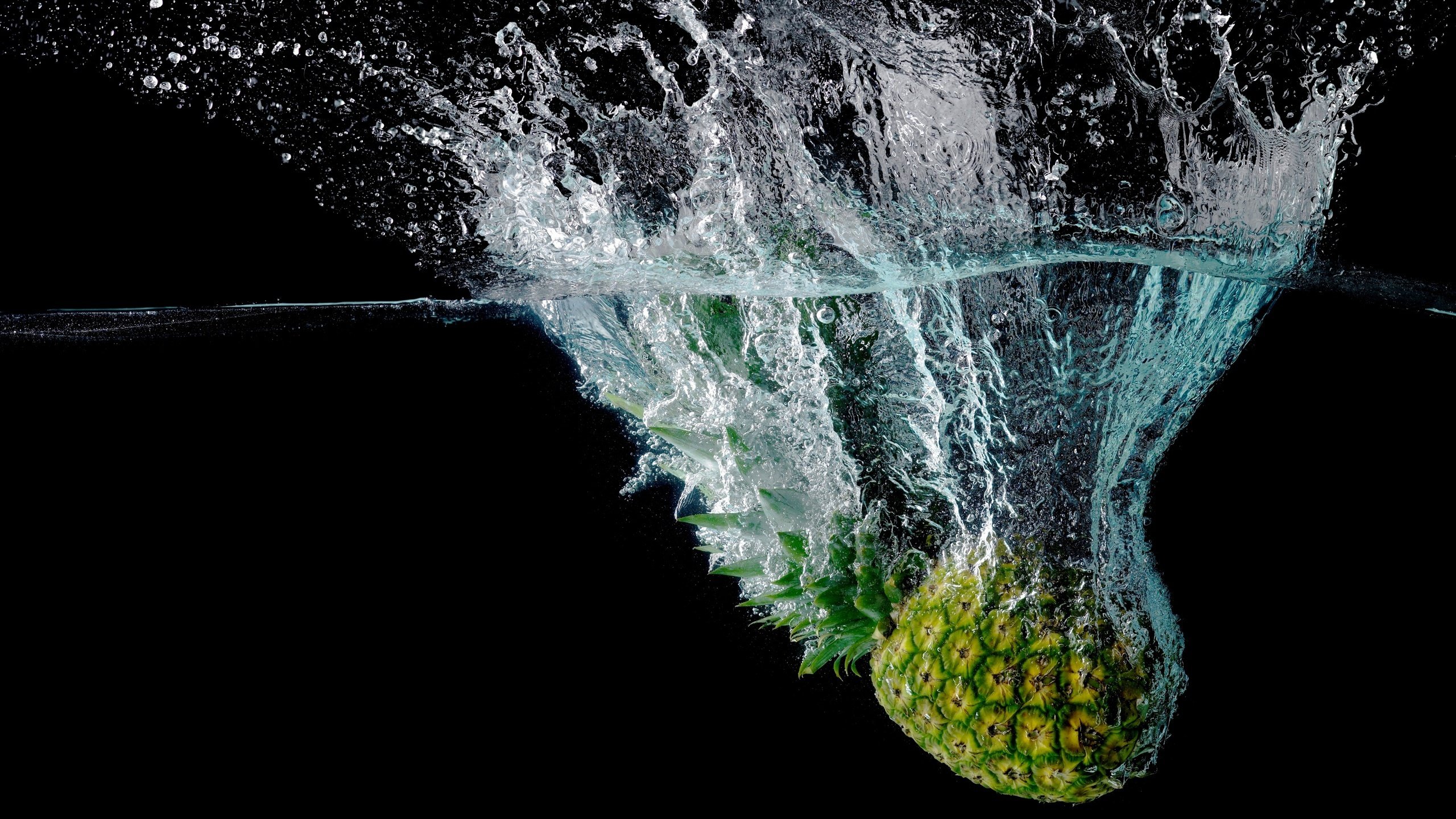 Обои вода, макро, брызги, черный фон, фрукт, ананас, water, macro, squirt, black background, fruit, pineapple разрешение 2560x1600 Загрузить