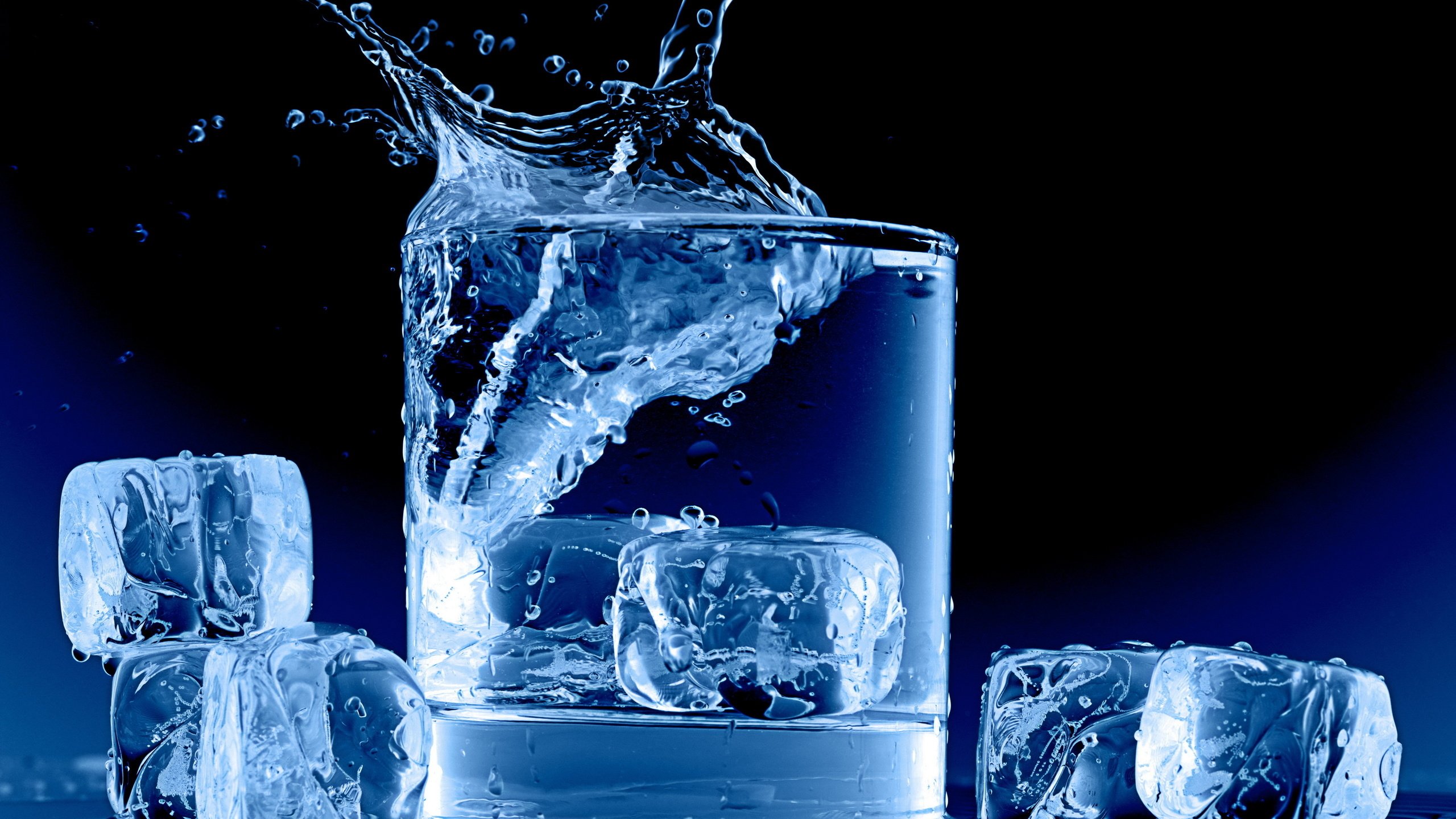 Обои вода, лёд, всплеск, стакан, кубики льда, water, ice, splash, glass, ice cubes разрешение 2560x1600 Загрузить