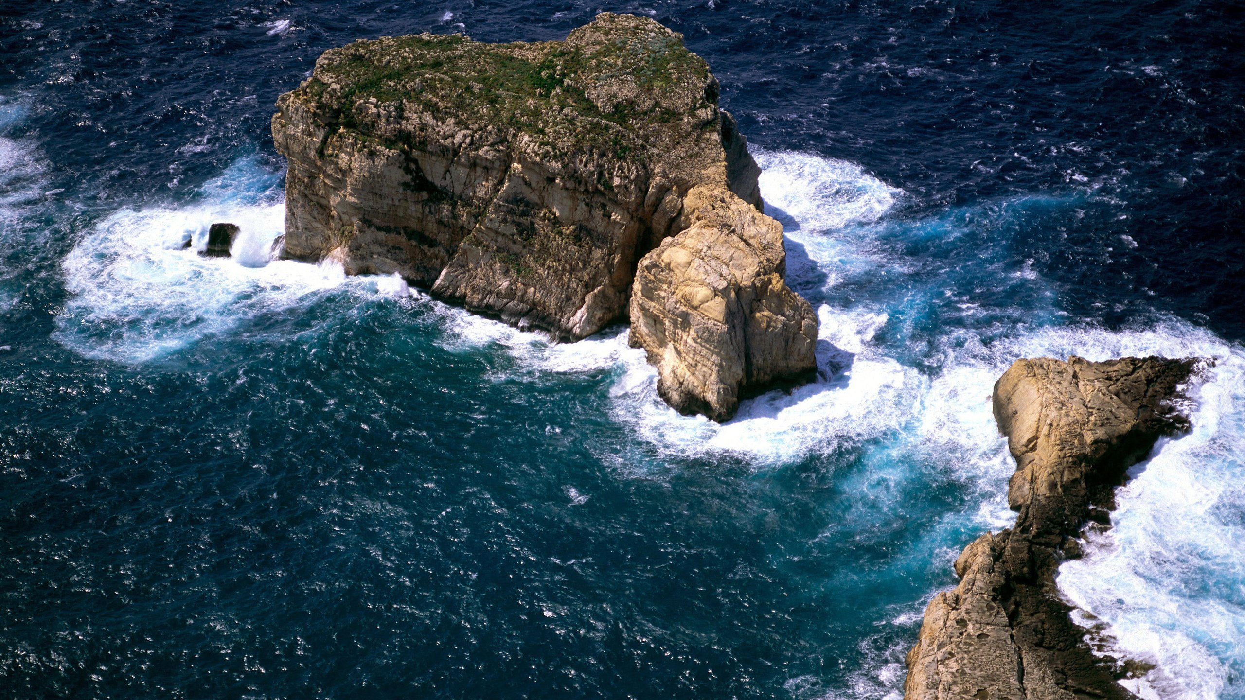 Обои скалы, волны, вид сверху, океан, островок, rocks, wave, the view from the top, the ocean, island разрешение 2560x1600 Загрузить