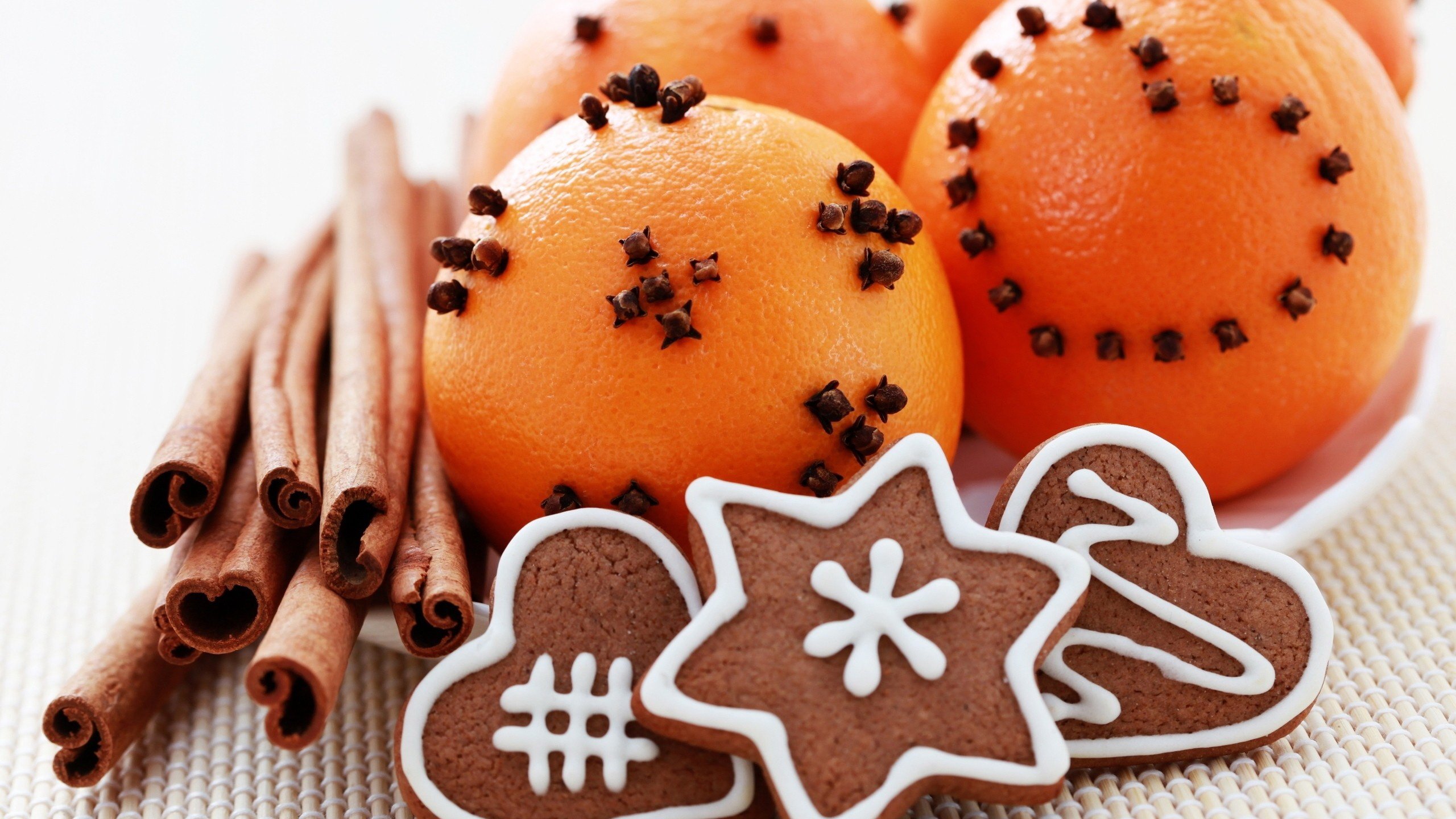 Обои новый год, корица, апельсины, праздник, печенье, декорации, new year, cinnamon, oranges, holiday, cookies, the scenery разрешение 2560x1600 Загрузить