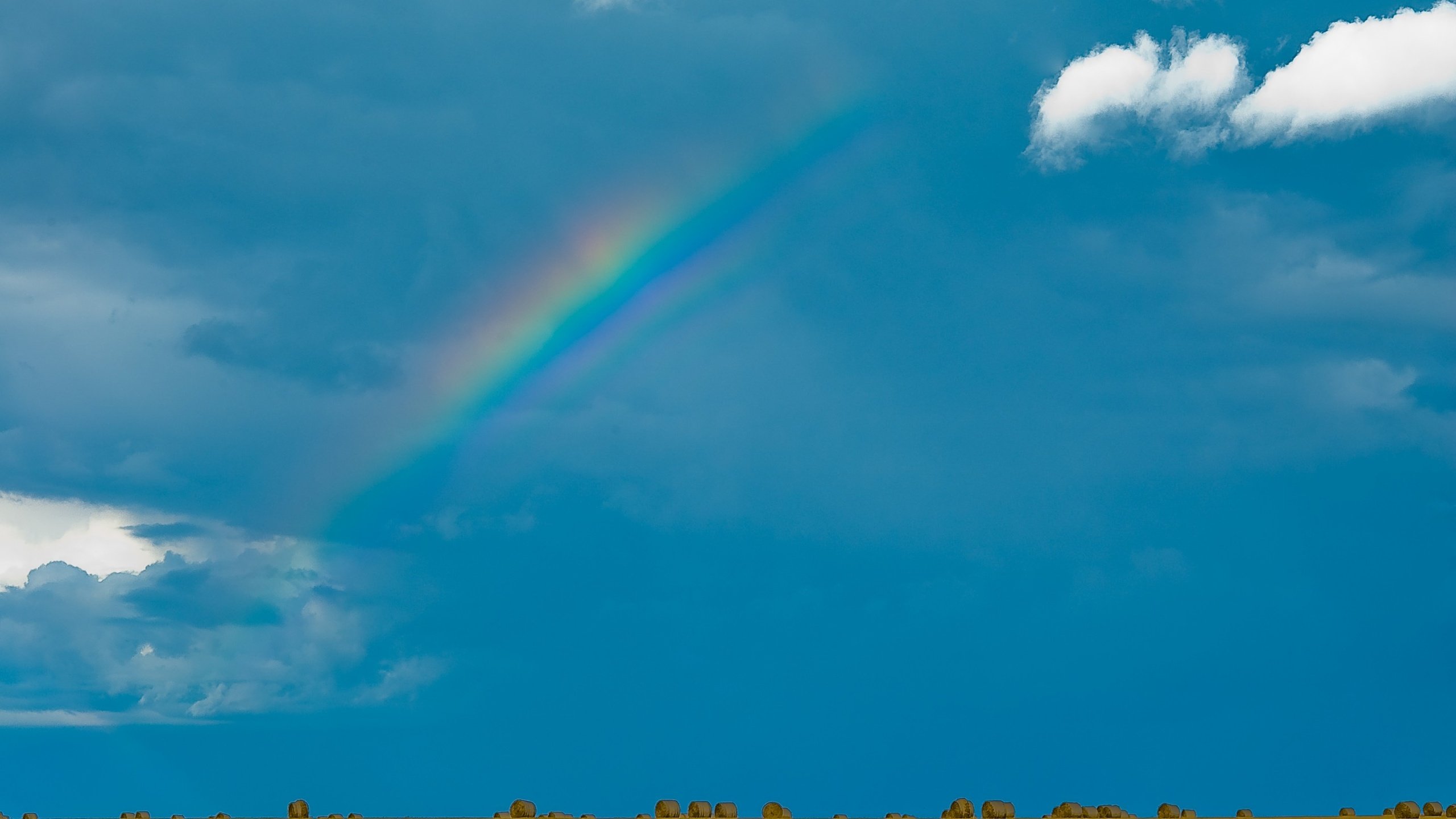 Обои небо, облака, поле, радуга, тюки, прессованное сено, the sky, clouds, field, rainbow, bales, baled hay разрешение 2880x1800 Загрузить