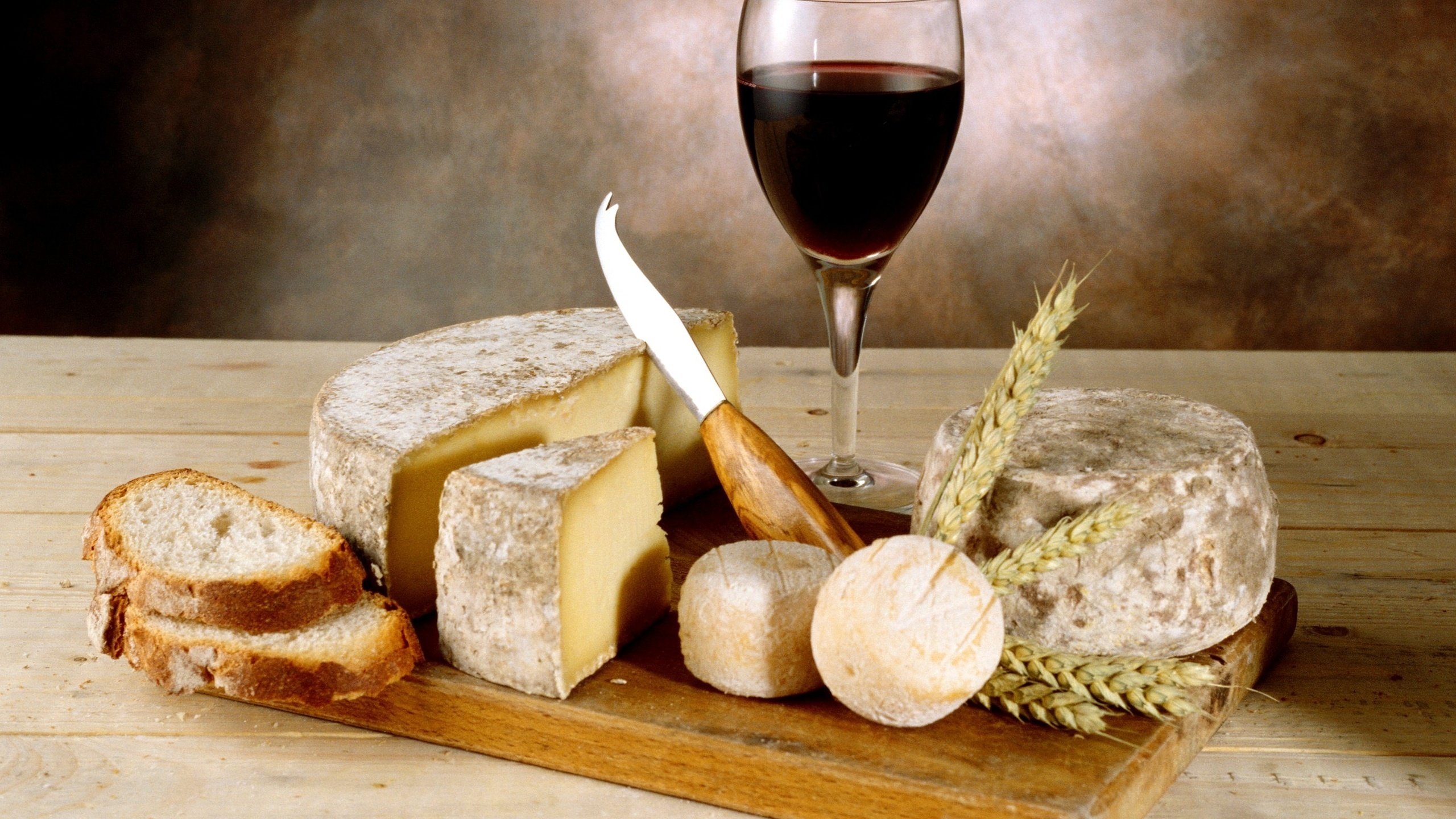 Обои доска, бокал, сыр, хлеб, вино, красное, board, glass, cheese, bread, wine, red разрешение 2560x1600 Загрузить