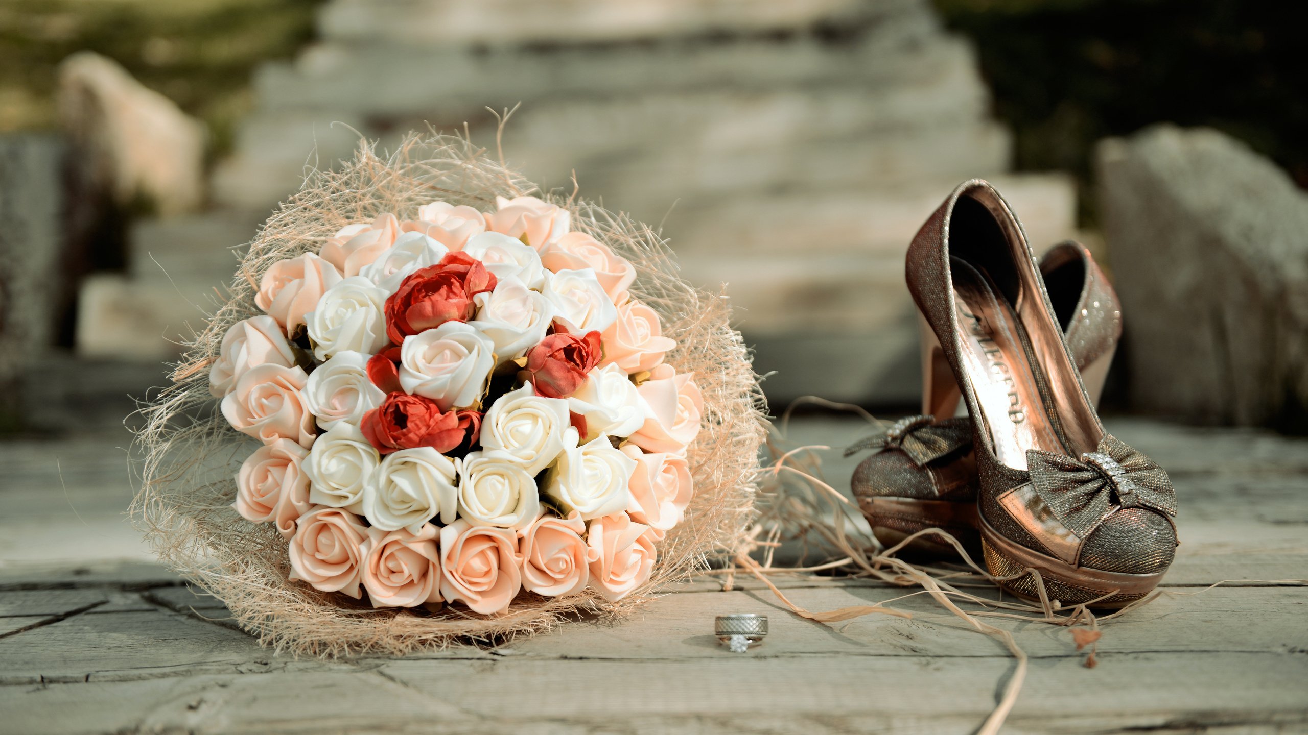 Обои цветы, розы, букет, туфли, свадебный, flowers, roses, bouquet, shoes, wedding разрешение 2560x1600 Загрузить