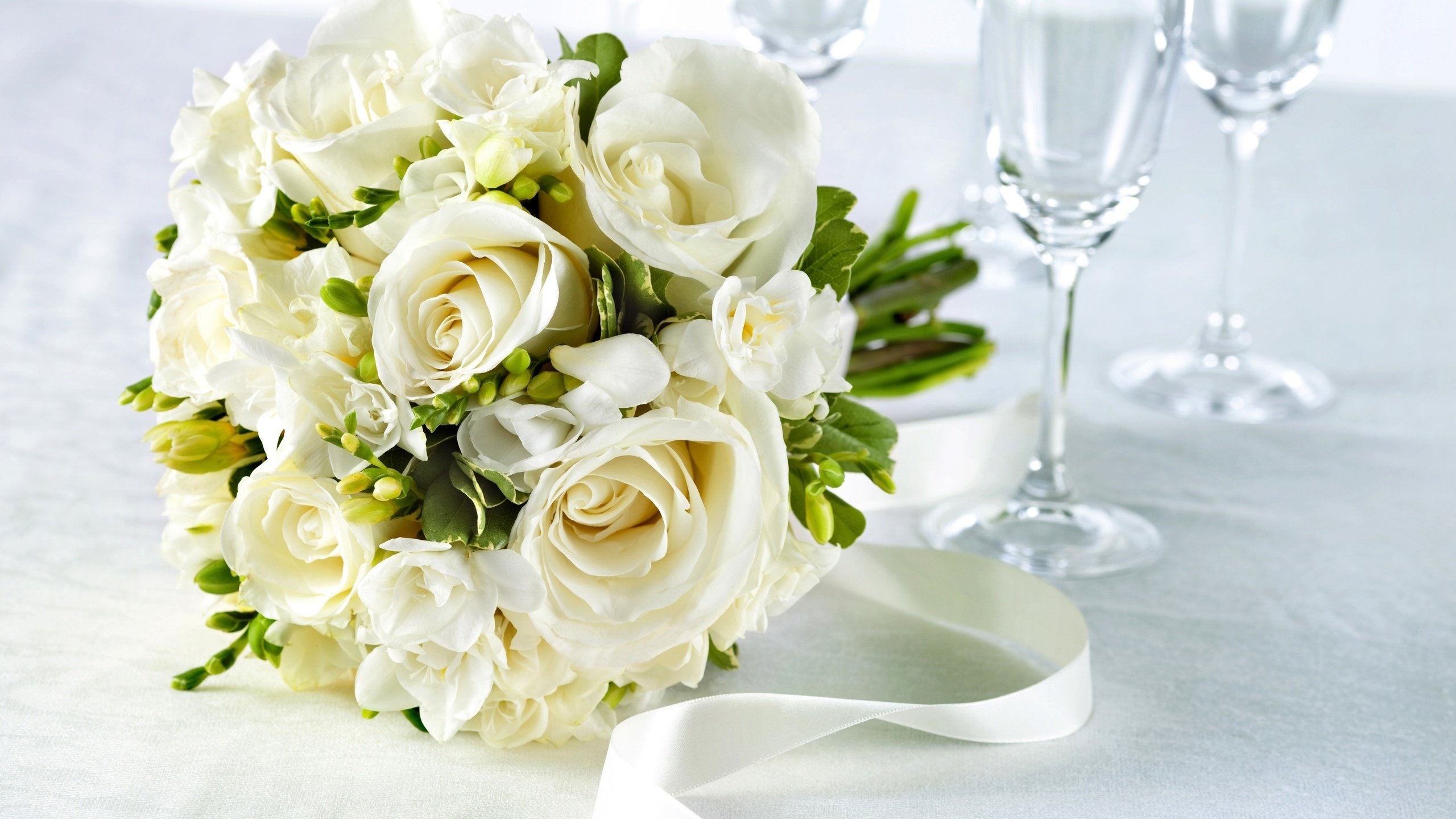 Обои цветы, розы, стол, букет, белые, лента, бокалы, flowers, roses, table, bouquet, white, tape, glasses разрешение 2560x1600 Загрузить