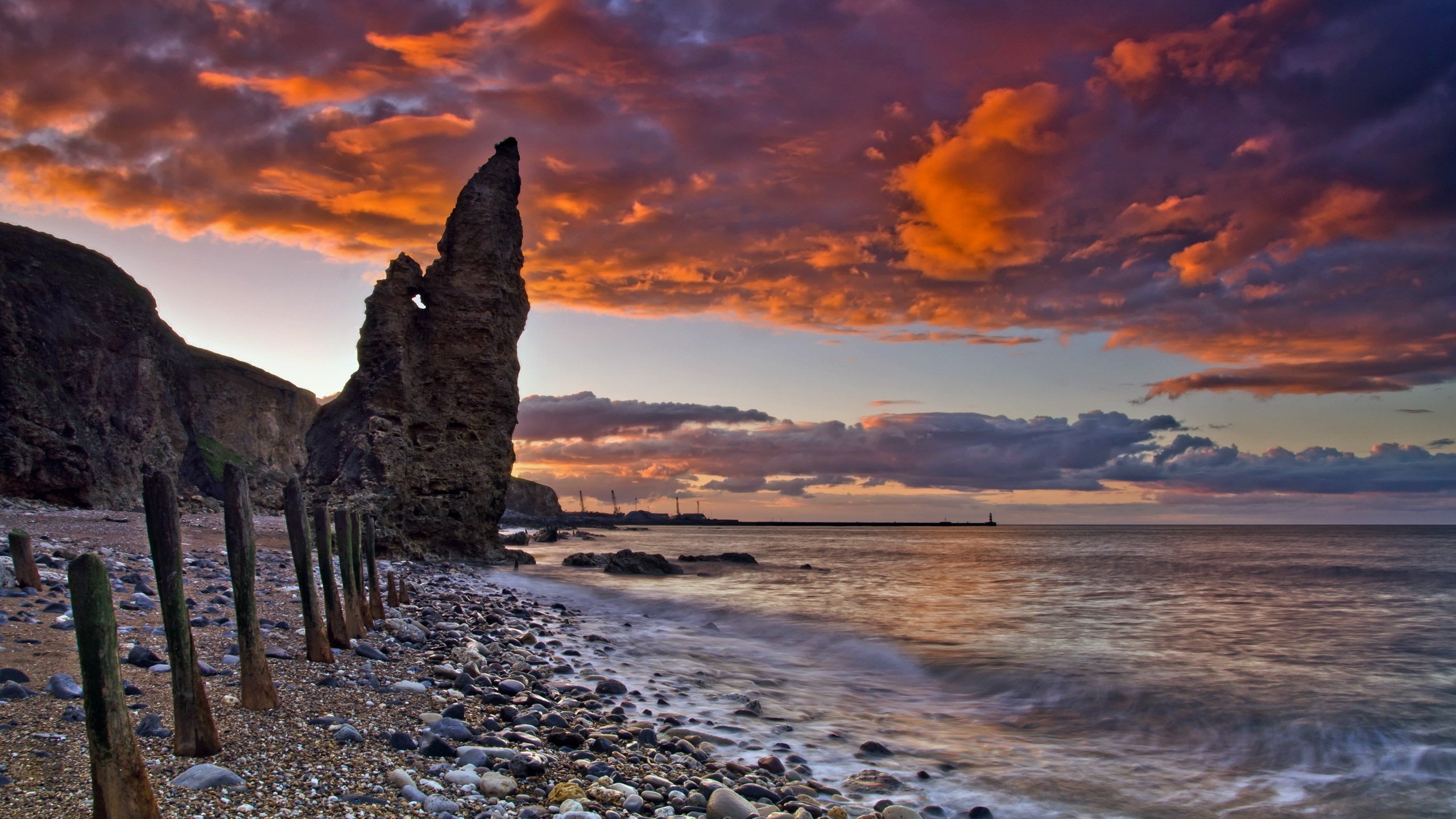 Обои скалы, природа, галька, тучи, пляж, побережье, океан, зарево, rocks, nature, pebbles, clouds, beach, coast, the ocean, glow разрешение 2560x1600 Загрузить