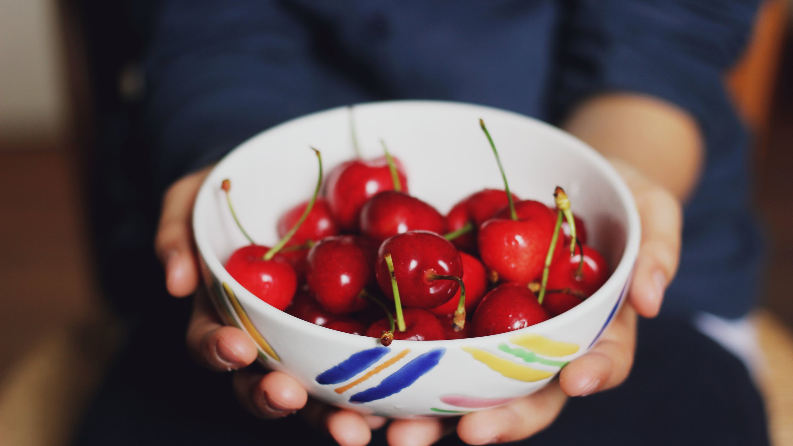 Обои черешня, ягоды, много, руки, тарелка, ладони, миска, cherry, berries, a lot, hands, plate, palm, bowl разрешение 5184x3456 Загрузить