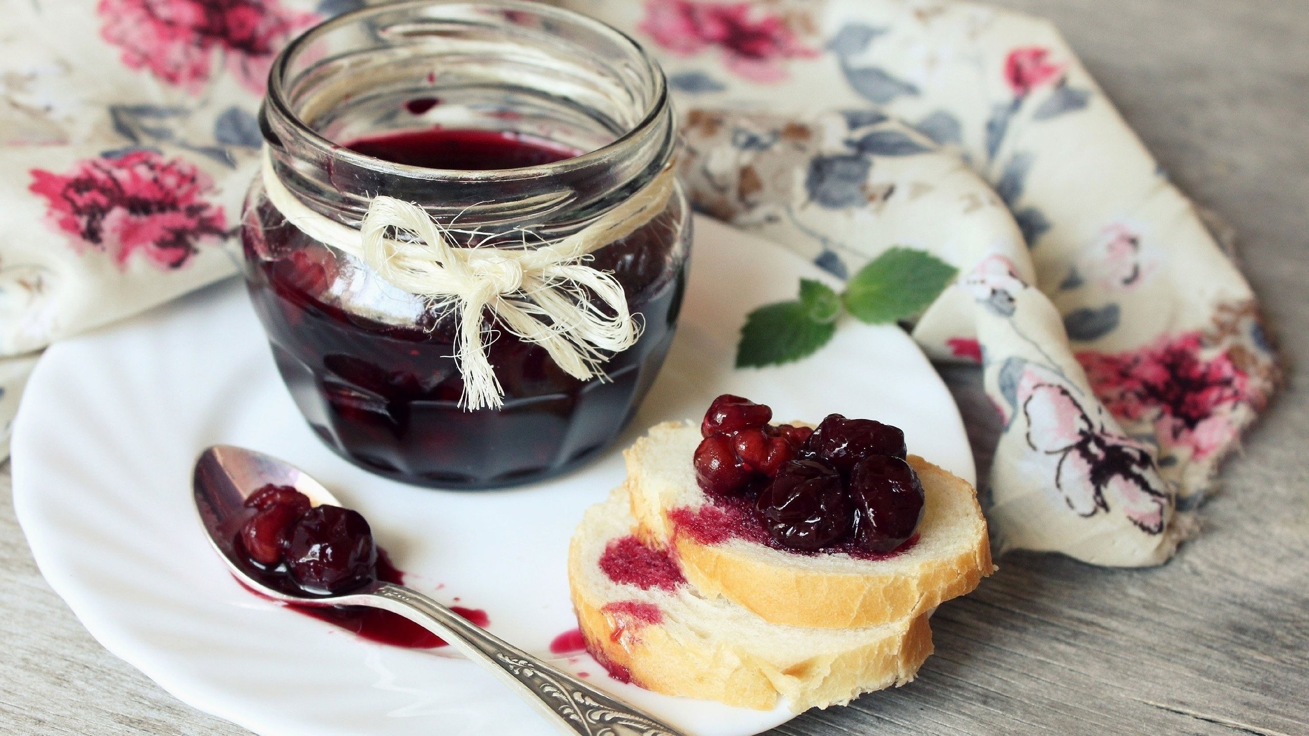 Обои еда, черника, баночка, булка, булочка, варенье, food, blueberries, jar, roll, bun, jam разрешение 2560x1600 Загрузить