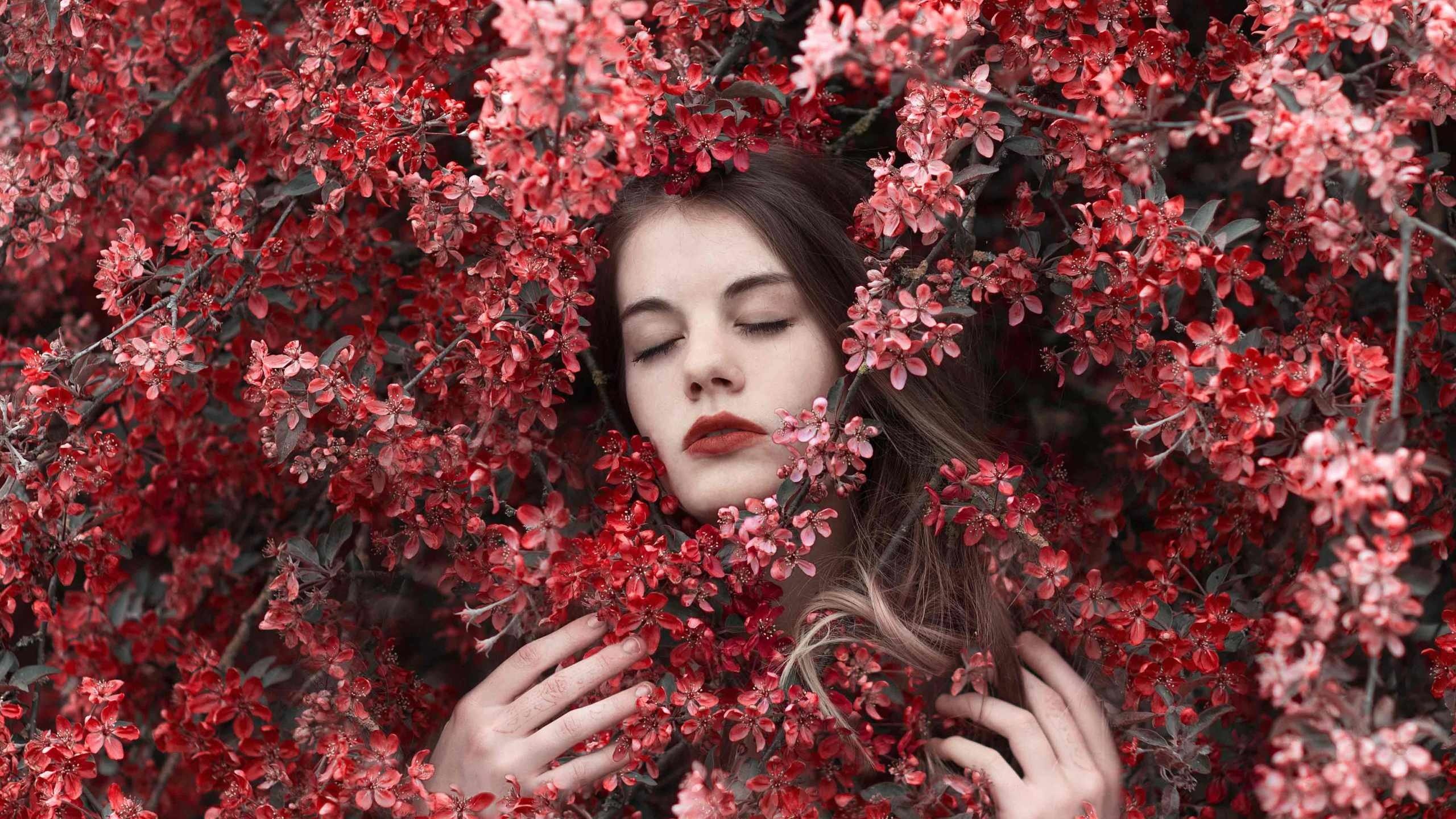 Обои цветы, природа, девушка, модель, весна, лицо, закрытые глаза, flowers, nature, girl, model, spring, face, closed eyes разрешение 2560x1600 Загрузить