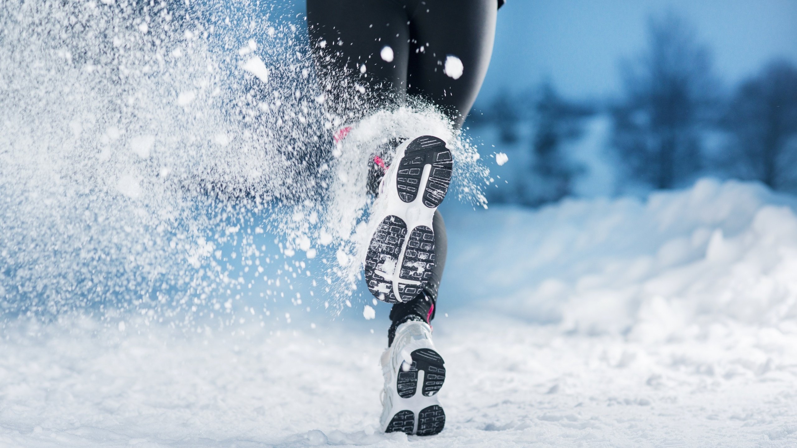 Обои снег, зима, девушка, время года, бежит, кросовки, snow, winter, girl, time of the year, runs, sneakers разрешение 2880x1922 Загрузить