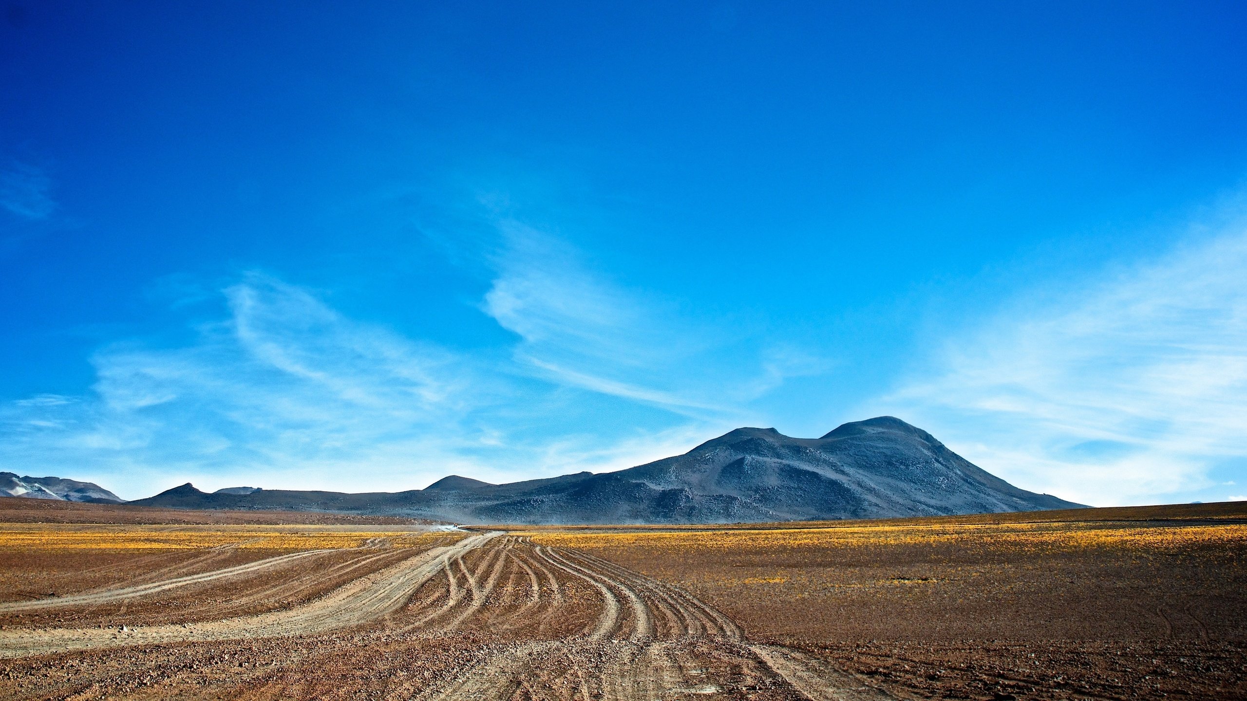 Обои дорога, облака, горы, пустыня, голубое небо, road, clouds, mountains, desert, blue sky разрешение 2880x1587 Загрузить