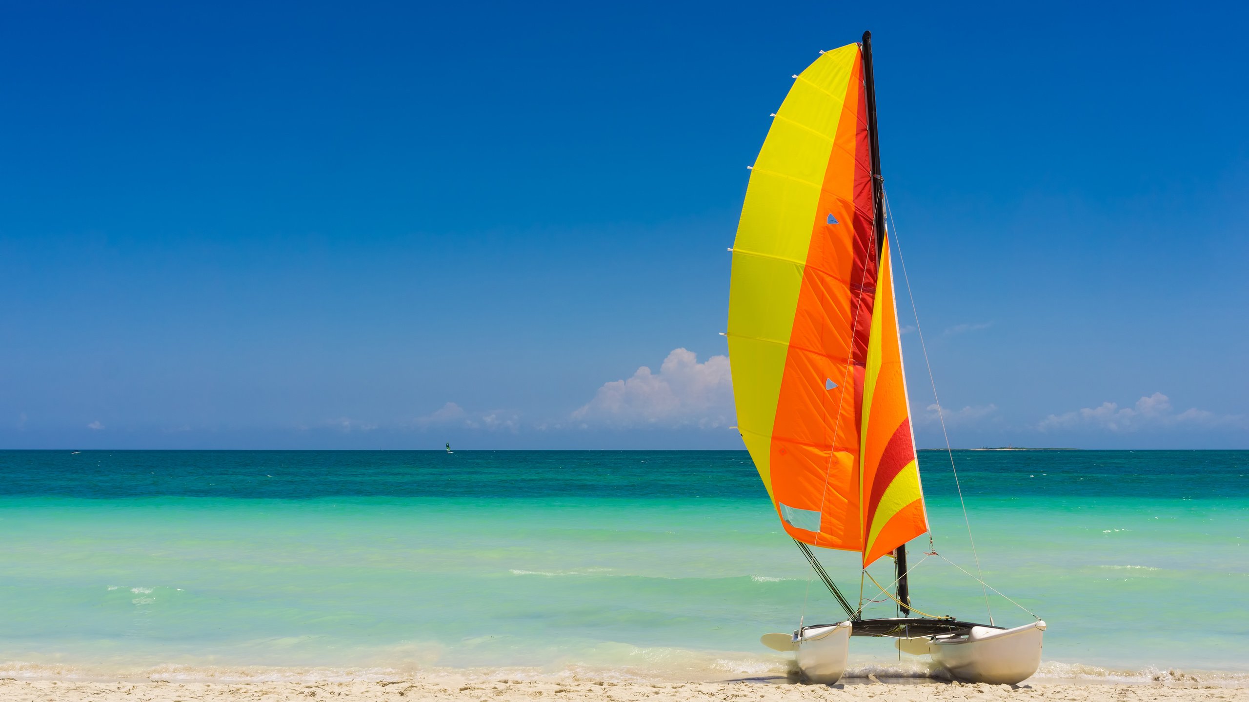 Обои небо, берег, море, песок, пляж, парусник, яхта, the sky, shore, sea, sand, beach, sailboat, yacht разрешение 3840x2400 Загрузить