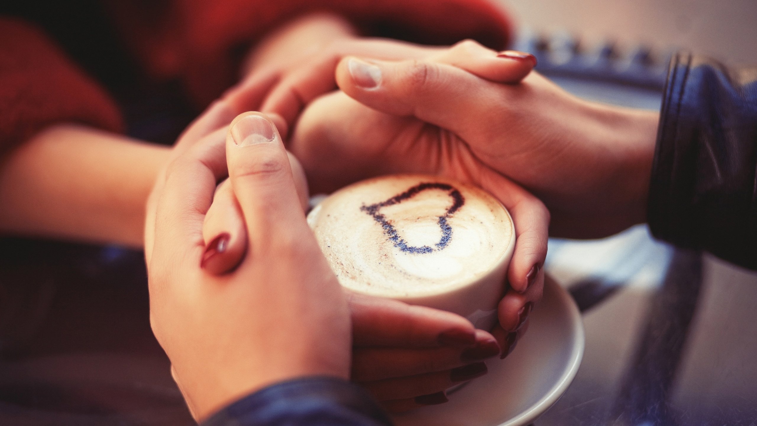 Обои девушка, парень, кофе, сердце, любовь, пара, руки, girl, guy, coffee, heart, love, pair, hands разрешение 2880x1920 Загрузить