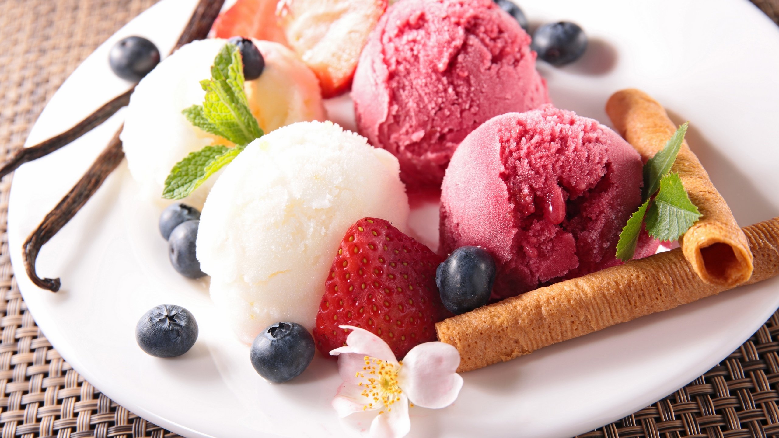 Обои мороженое, ягоды, сладкое, десерт, ice cream, berries, sweet, dessert разрешение 2880x1920 Загрузить