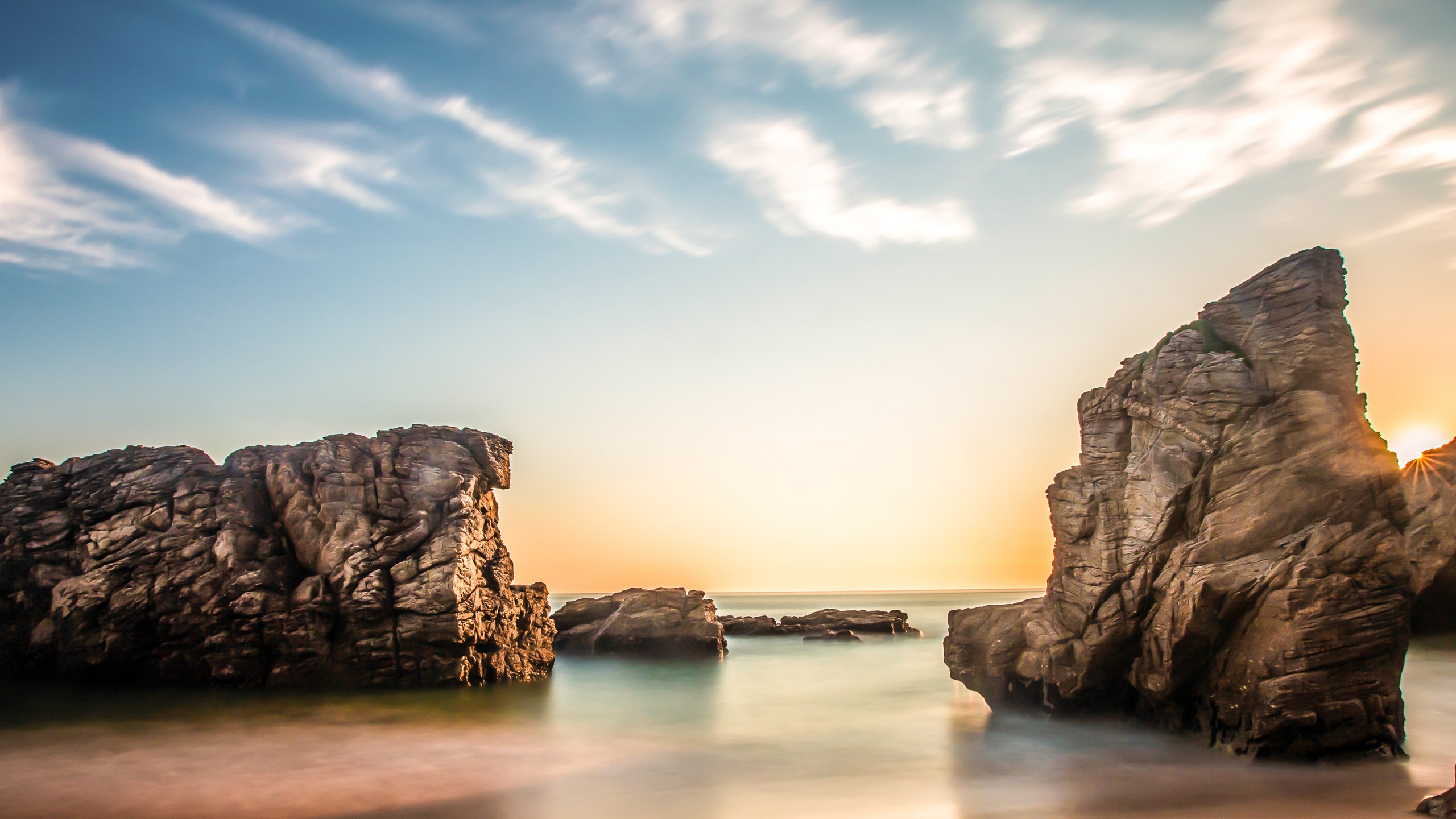 Обои небо, облака, скалы, восход, солнце, берег, море, утро, the sky, clouds, rocks, sunrise, the sun, shore, sea, morning разрешение 2560x1600 Загрузить