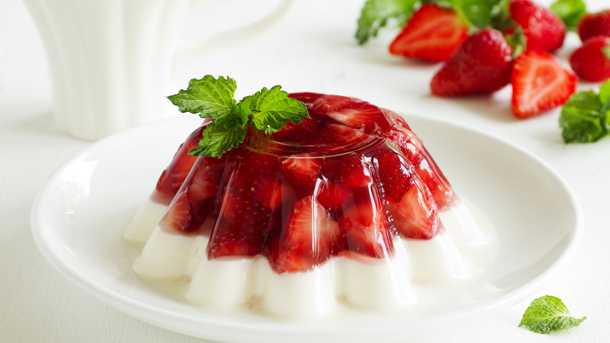 Обои клубника, десерт, клубничное желе, листик мяты, strawberry, dessert, strawberry jelly, a mint leaf. разрешение 5184x3456 Загрузить