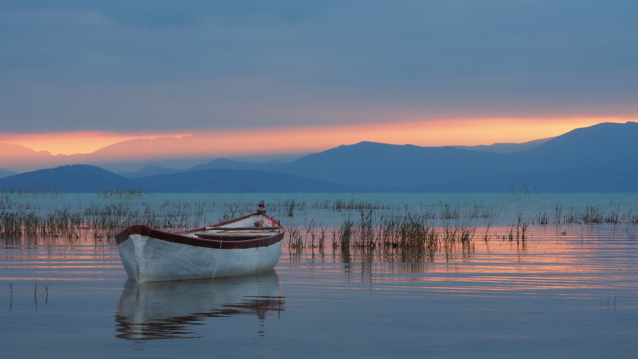 Обои озеро, горы, лодка, турция, озеро бейшехир, таврские горы, lake, mountains, boat, turkey, lake beyşehir, the taurus mountains разрешение 4510x2536 Загрузить