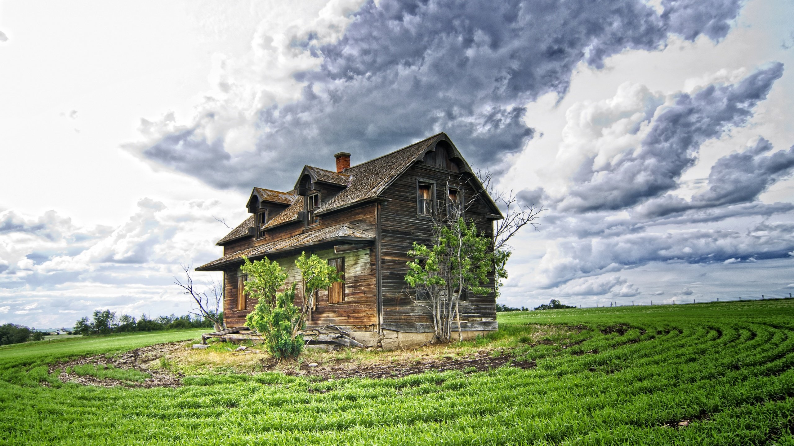 Обои небо, облака, пейзаж, поле, старый заброшенный дом, the sky, clouds, landscape, field, old abandoned house разрешение 2880x2120 Загрузить