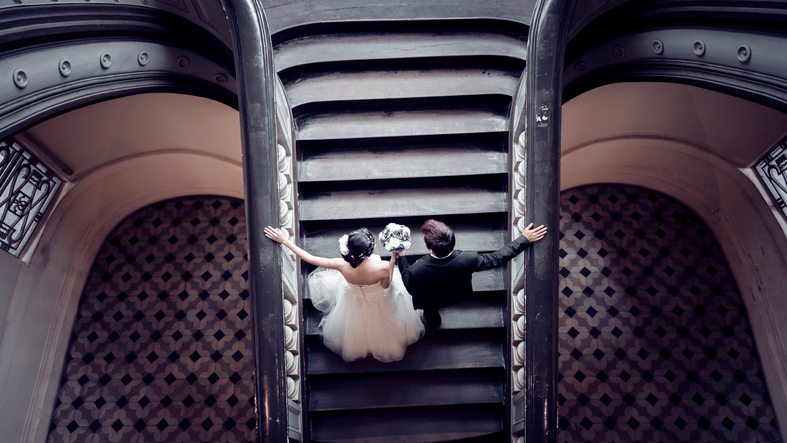Обои лестница, платье, костюм, жених, невеста, влюбленные, холл, ladder, dress, costume, the groom, the bride, lovers, hall разрешение 5854x3713 Загрузить
