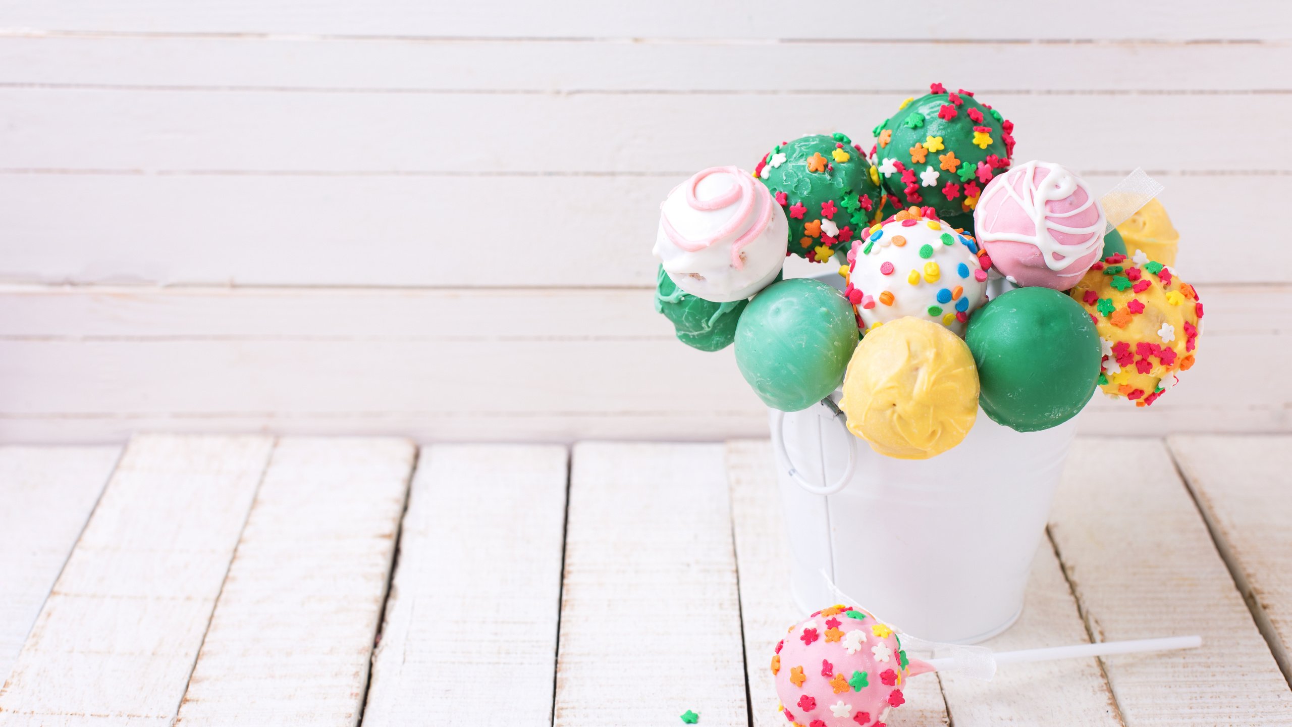 Обои конфеты, красочные, сладость, конфета, леденец, сладенько, lollypop, леденецы, красочная, кейк-попс, candy, colorful, the sweetness, lollipop, sweet, lollipops разрешение 5472x3648 Загрузить