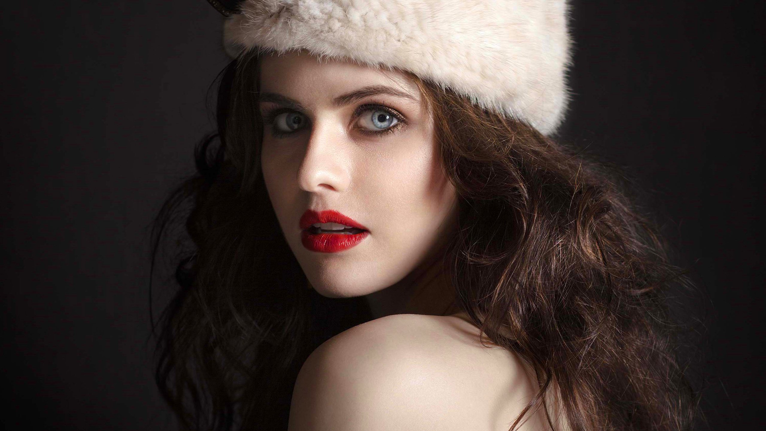 Обои актриса, снегурочка, александра даддарио, alexra daddario, новогодняя шапка, actress, maiden, alexandra daddario, christmas hat разрешение 2880x1800 Загрузить