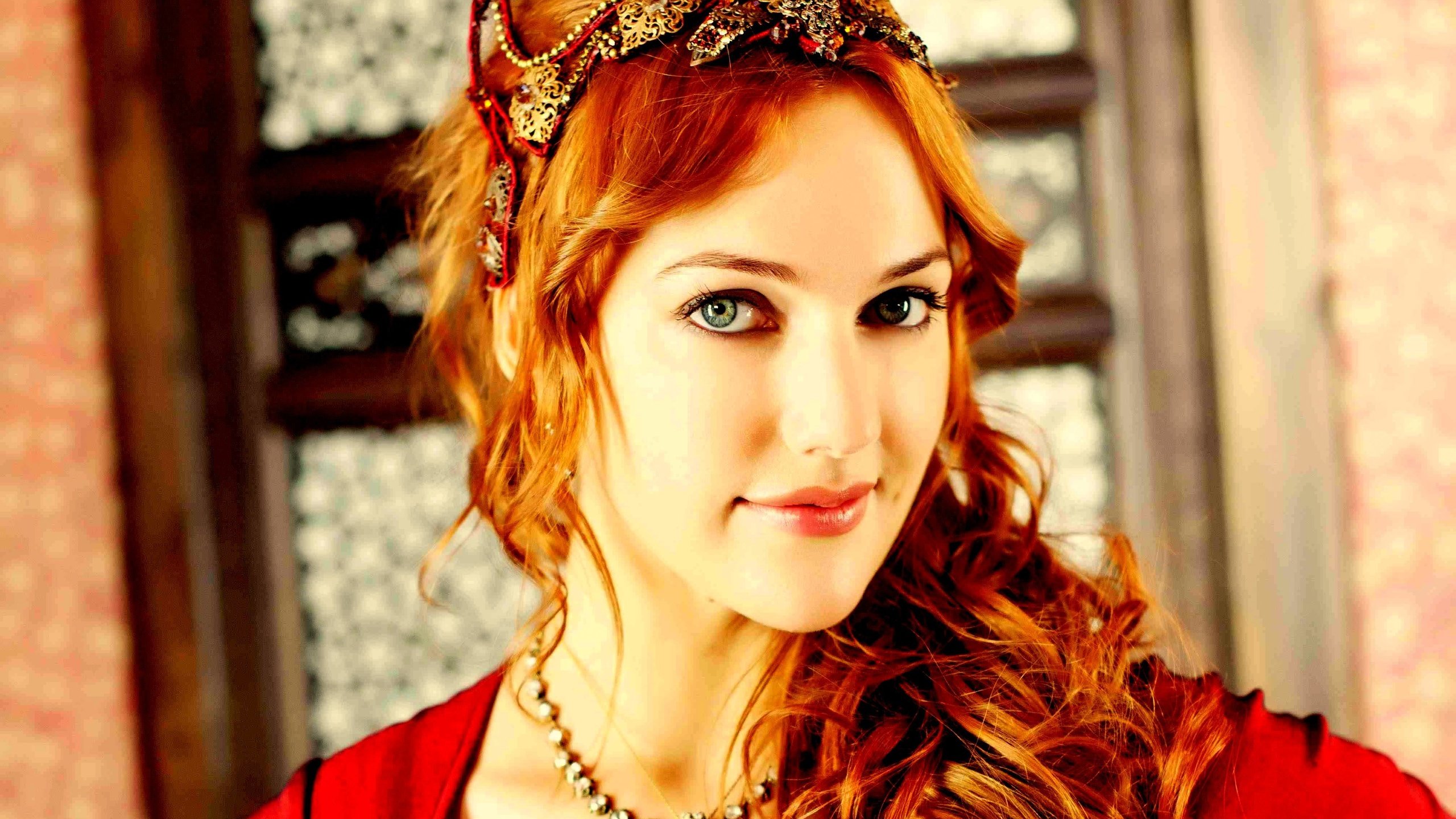 Обои девушка, взгляд, актриса, красные волосы, мерьем узерли, meryem uzerli, girl, look, actress, red hair, meriem userli разрешение 4032x3020 Загрузить