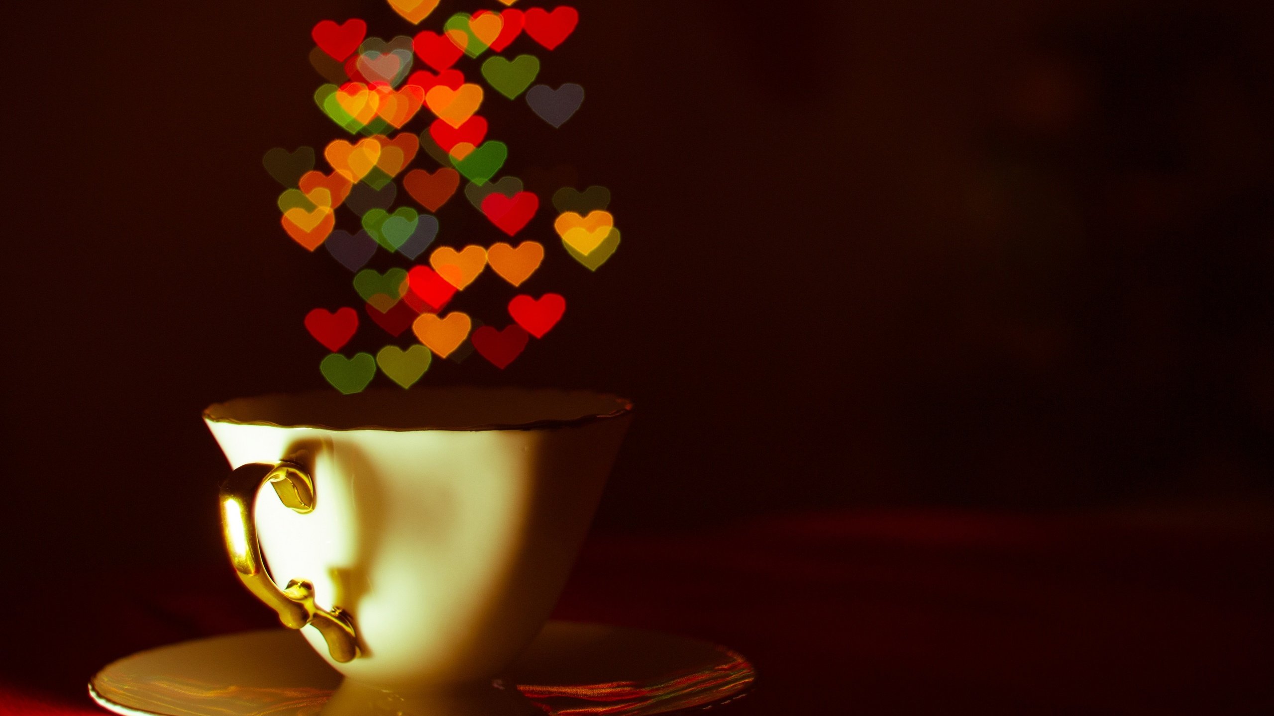 Обои темный фон, блюдце, чашка, чай, сердечки, кубок, the dark background, saucer, cup, tea, hearts разрешение 2880x1926 Загрузить