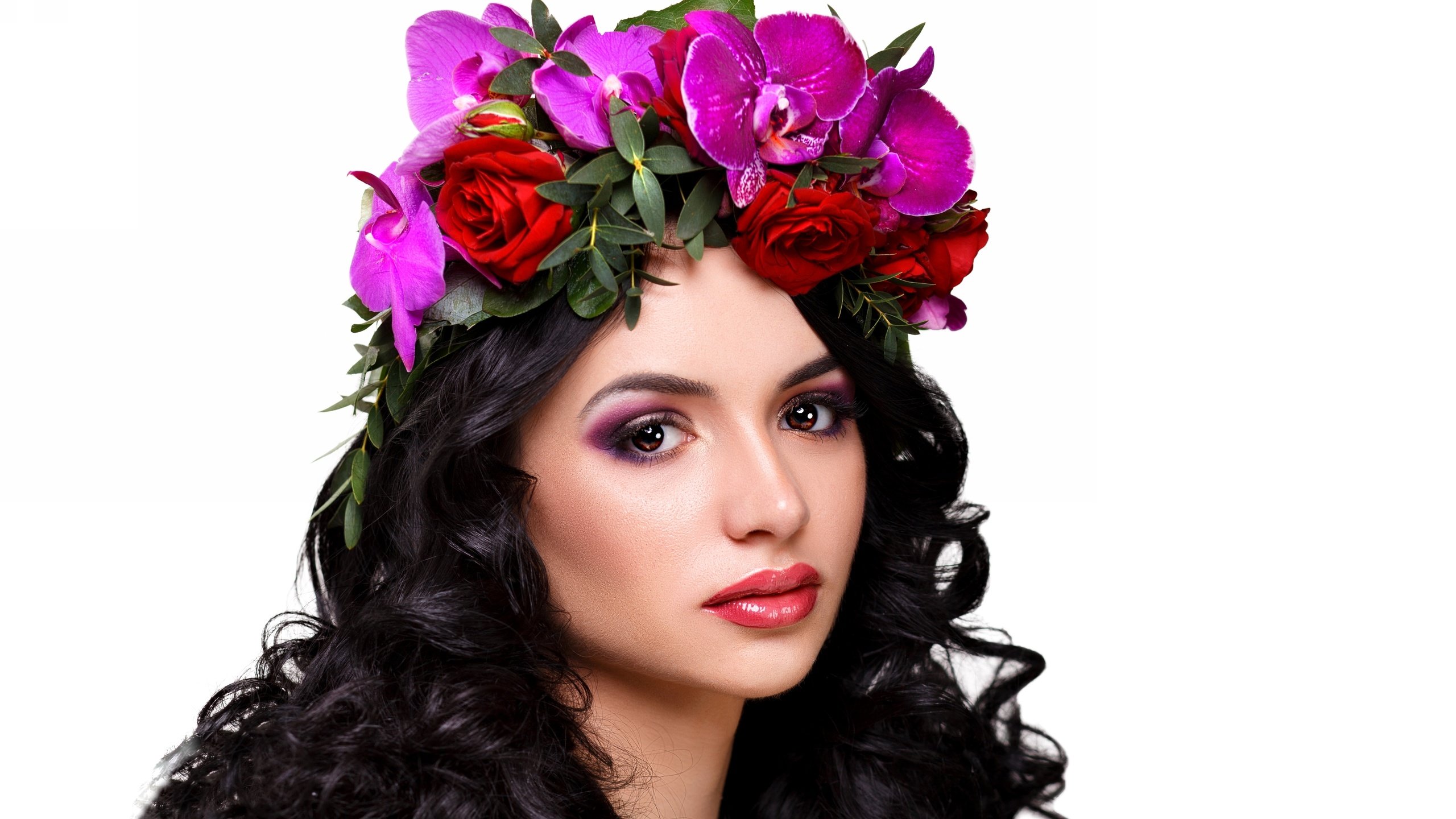 Обои цветы, девушка, брюнетка, взгляд, волосы, лицо, венок, flowers, girl, brunette, look, hair, face, wreath разрешение 4500x2812 Загрузить