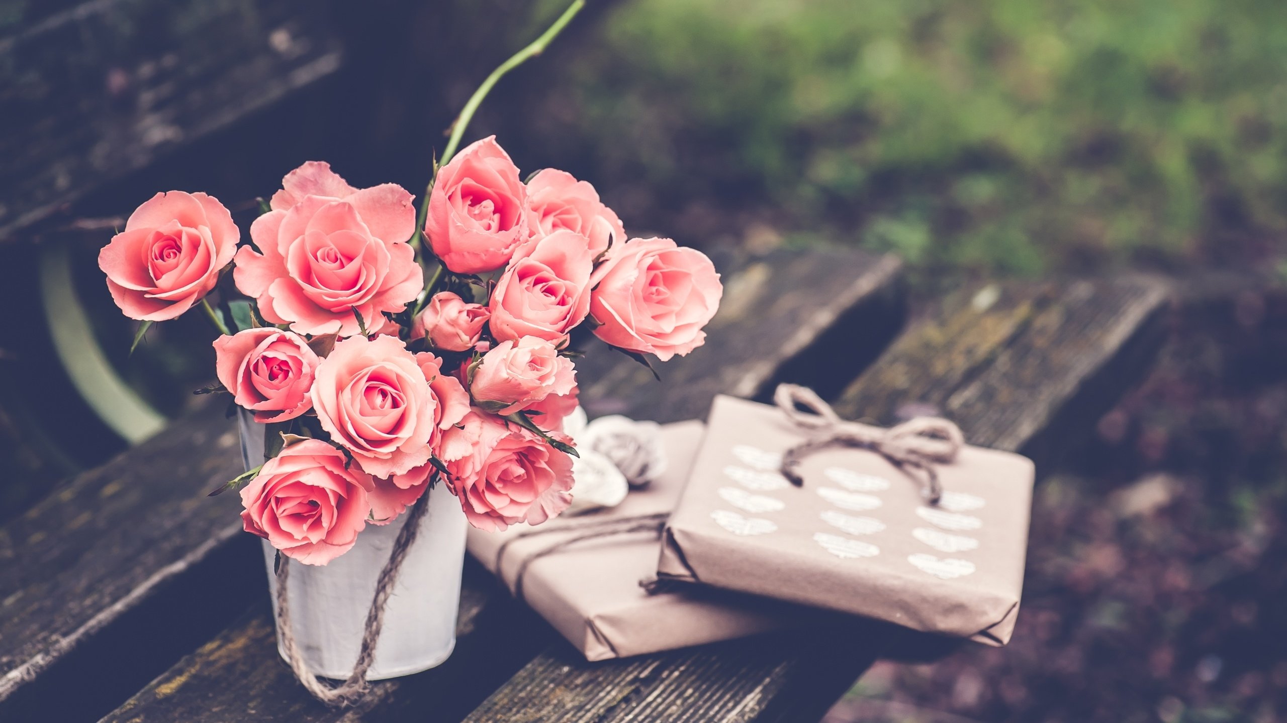 Обои цветы, розы, подарки, скамейка, букет, flowers, roses, gifts, bench, bouquet разрешение 2600x1730 Загрузить