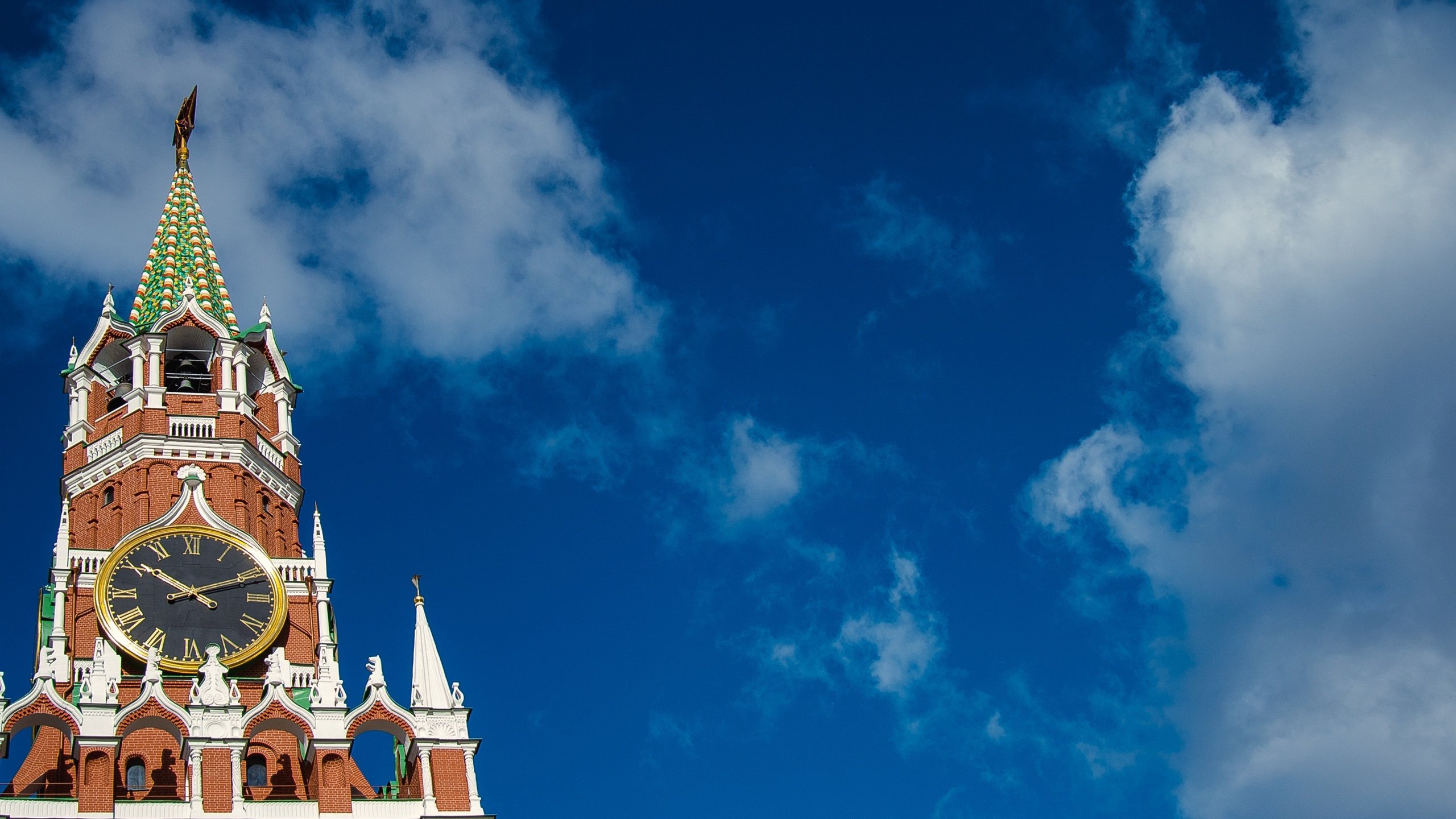 Обои небо, облака, москва, кремль, россия, архитектура, the sky, clouds, moscow, the kremlin, russia, architecture разрешение 2880x1800 Загрузить