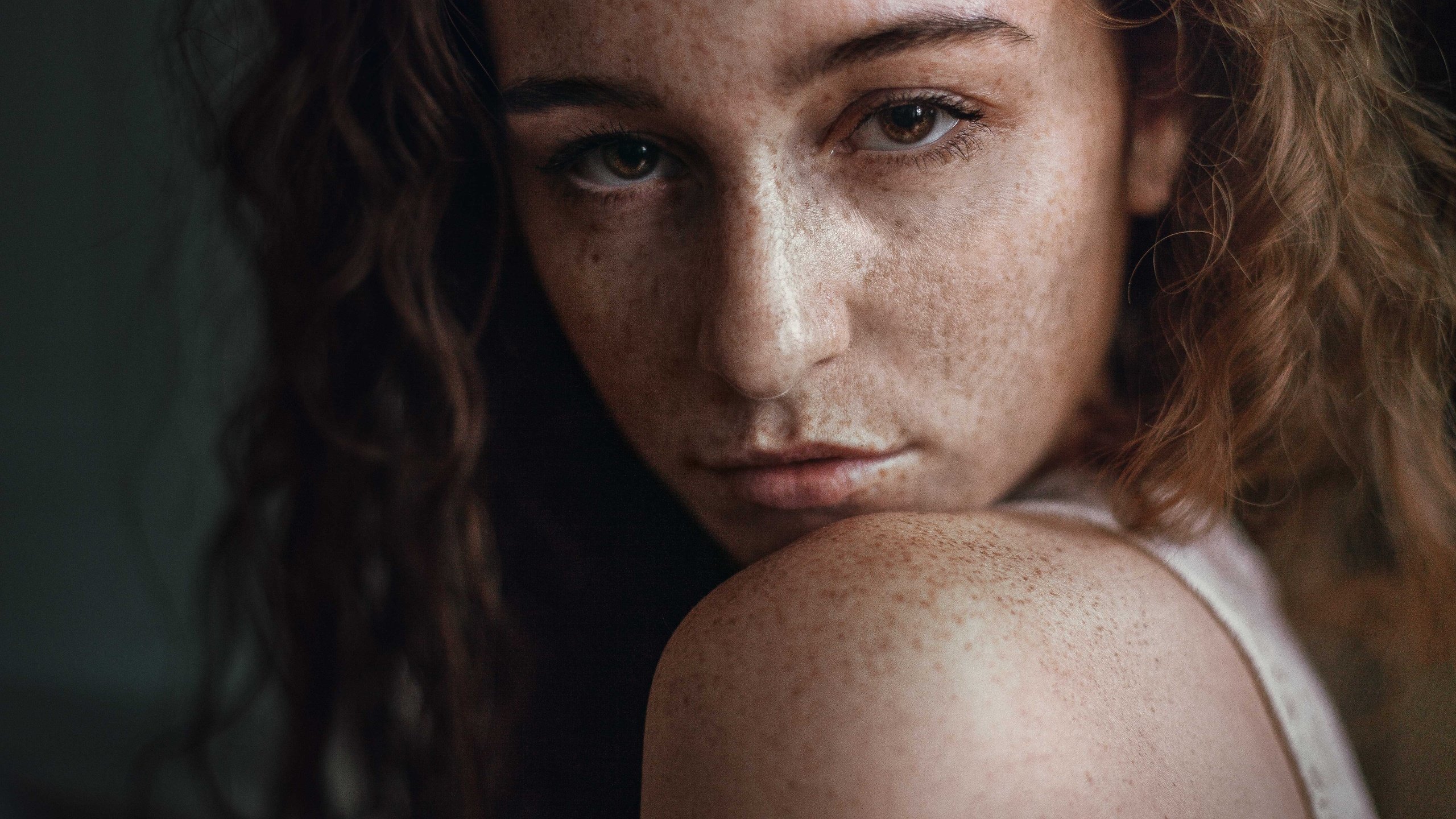 Обои девушка, плечо, веснушки, кареглазая, girl, shoulder, freckles, brown-eyed разрешение 5467x3645 Загрузить