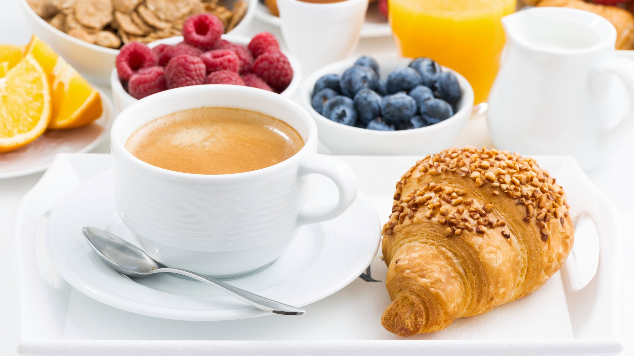 Обои кофе, ягоды, завтрак, круассан, мюсли, свежие ягоды, coffee, berries, breakfast, croissant, muesli, fresh berries разрешение 7360x4912 Загрузить