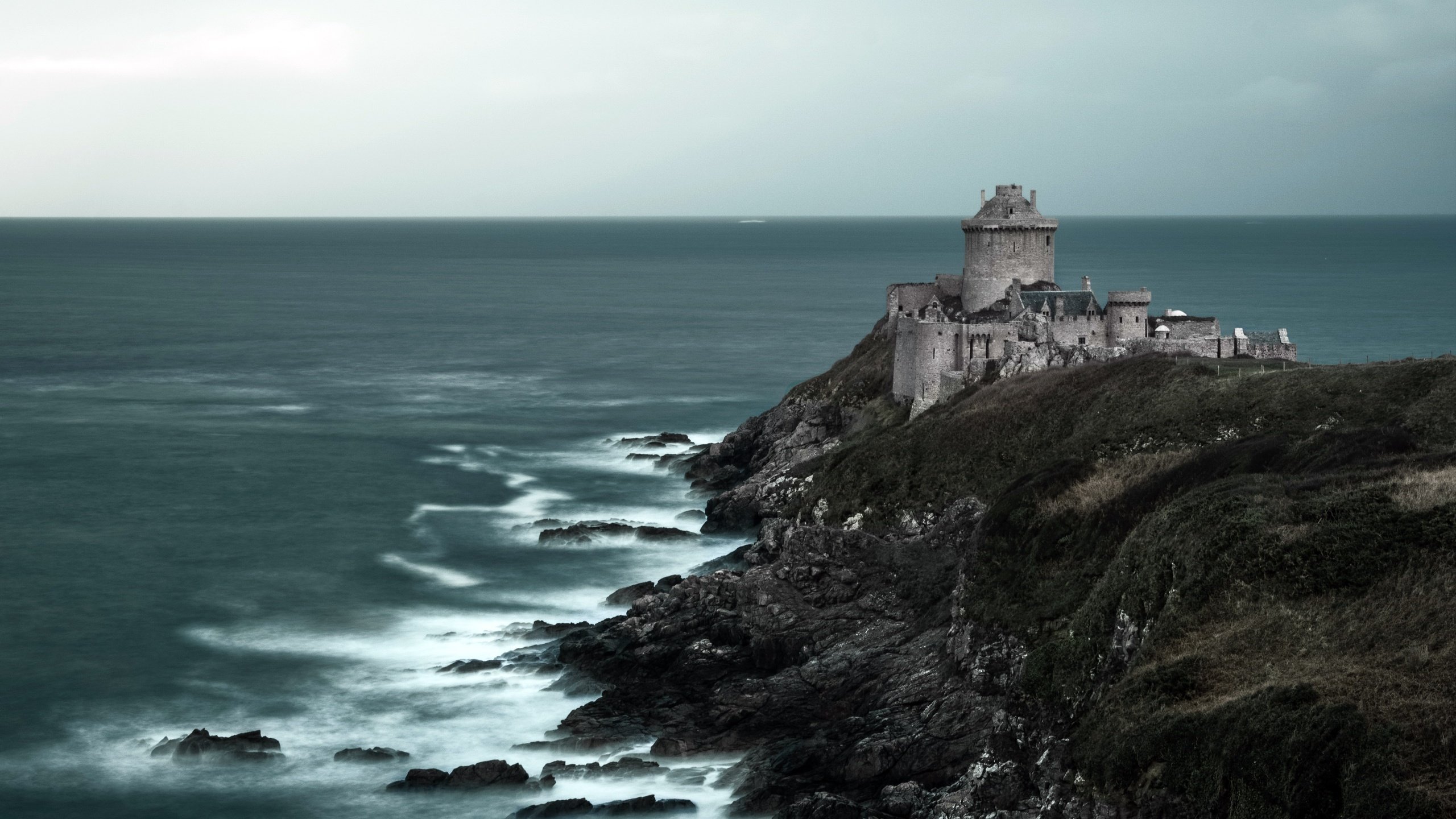 Замок на обрыве море