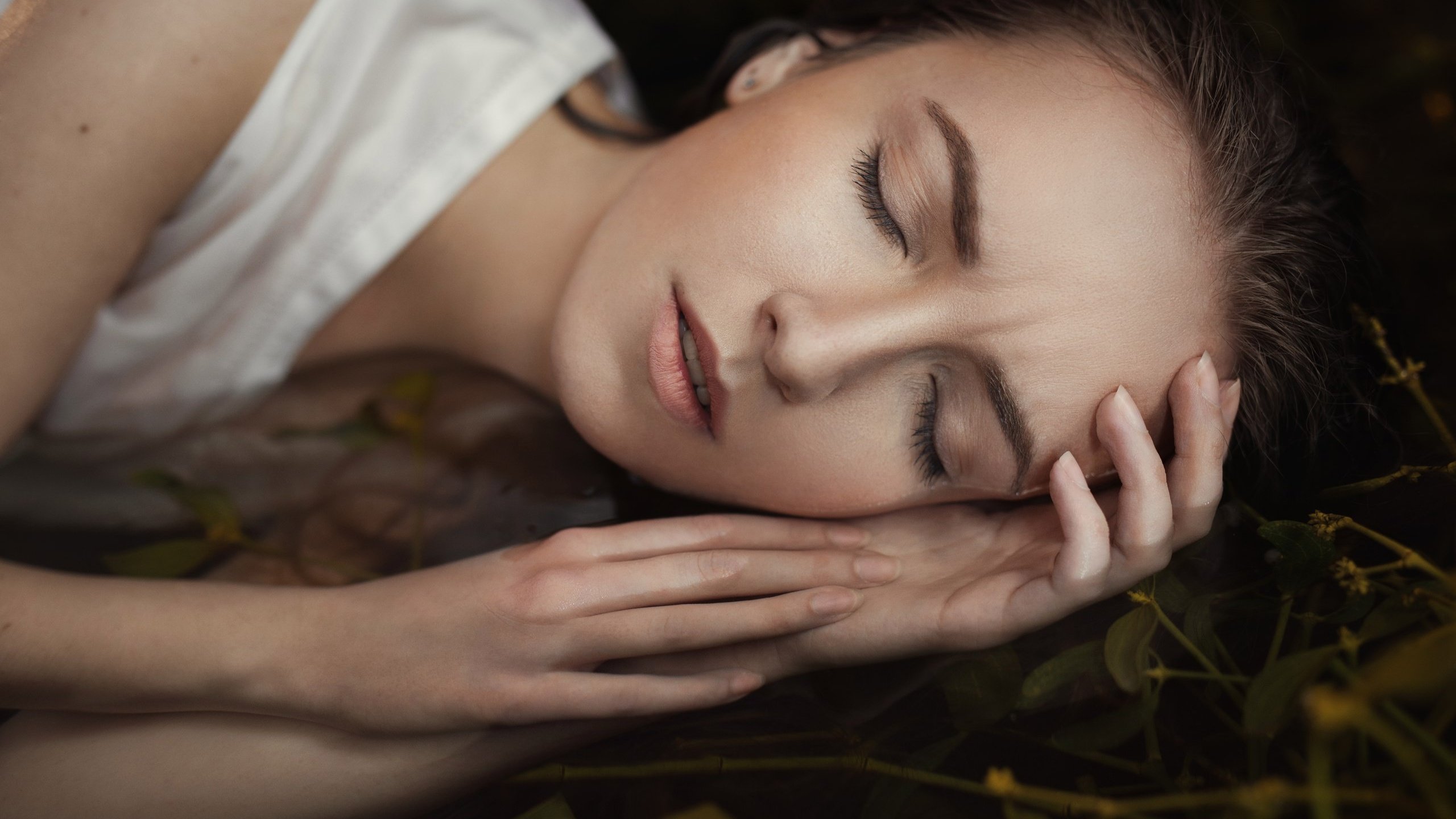 Обои девушка, портрет, сон, лицо, руки, шатенка, дарья волкова, girl, portrait, sleep, face, hands, brown hair, daria volkova разрешение 2560x1707 Загрузить