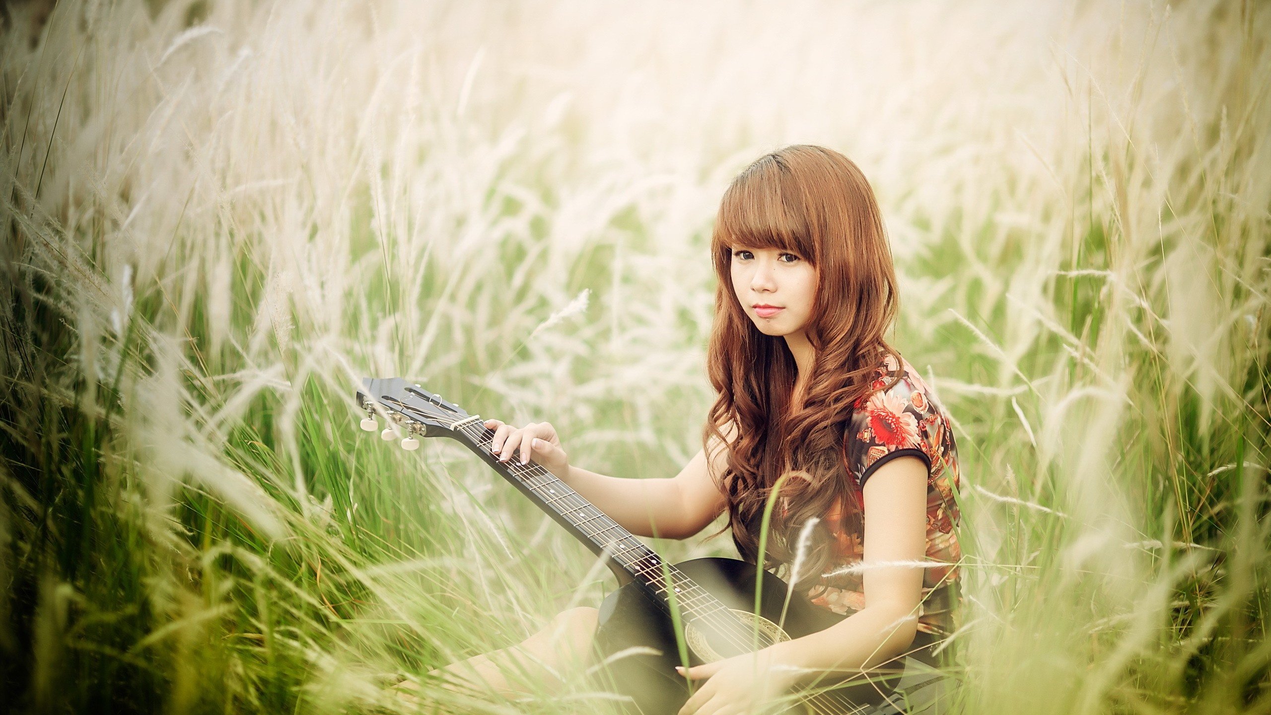 Обои трава, девушка, гитара, музыка, азиатка, grass, girl, guitar, music, asian разрешение 2560x1600 Загрузить