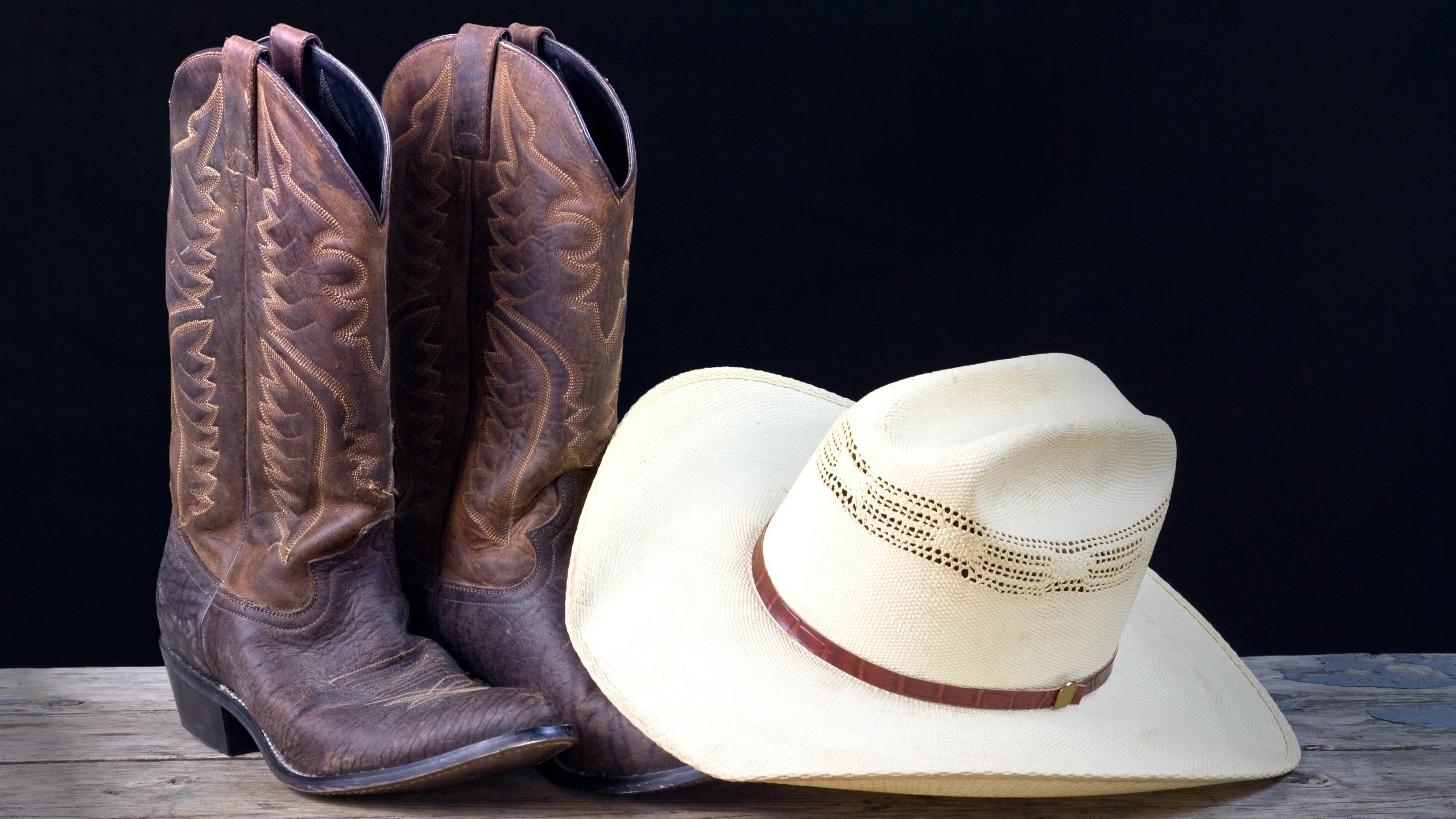 Обои кожа, белая, шляпа, сапоги, ковбой, leather, white, hat, boots, cowboy разрешение 3888x2592 Загрузить
