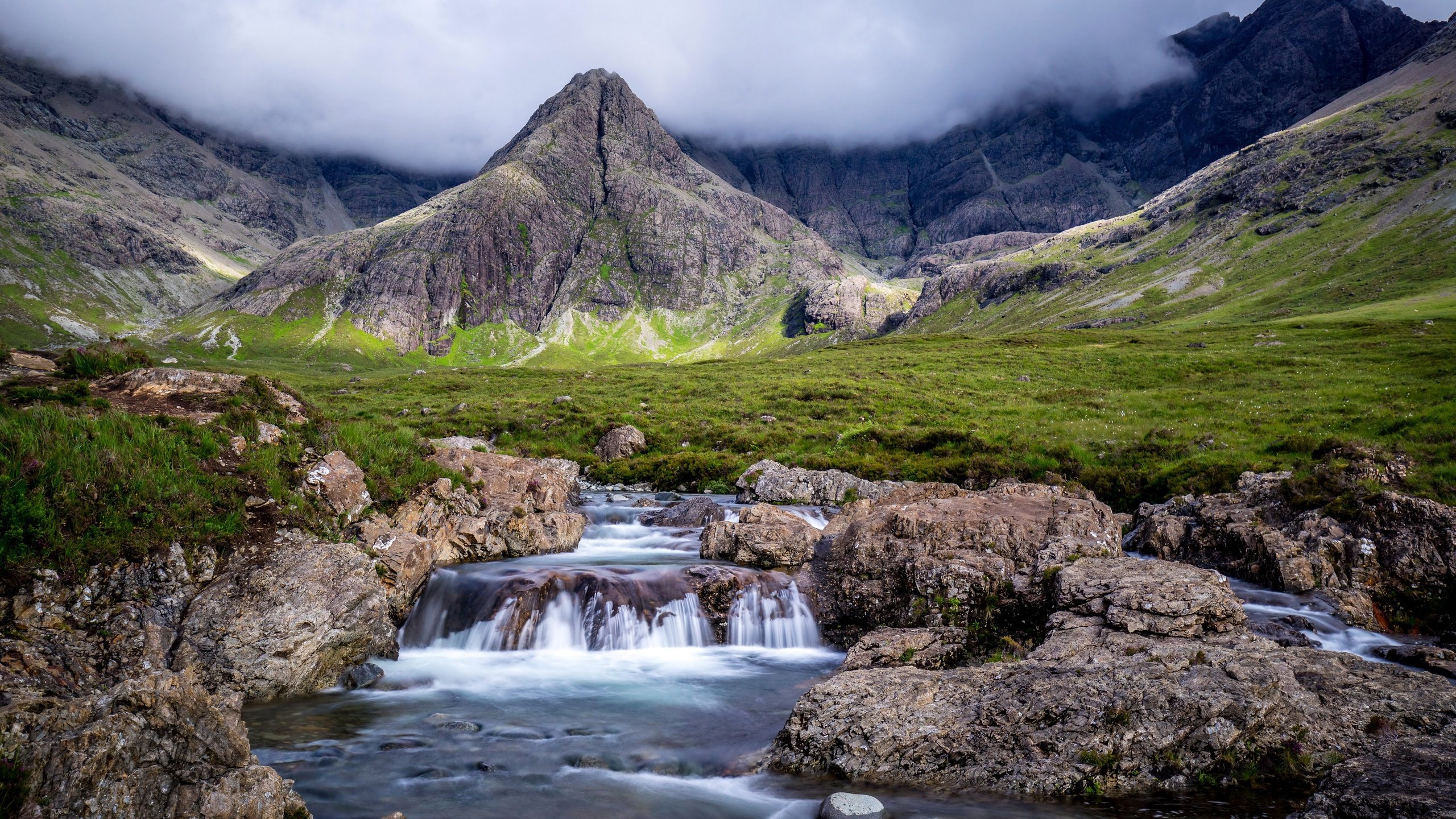 Обои трава, fairy pools, облака, горы, камни, ручей, туман, водопад, шотландия, grass, clouds, mountains, stones, stream, fog, waterfall, scotland разрешение 4495x3000 Загрузить