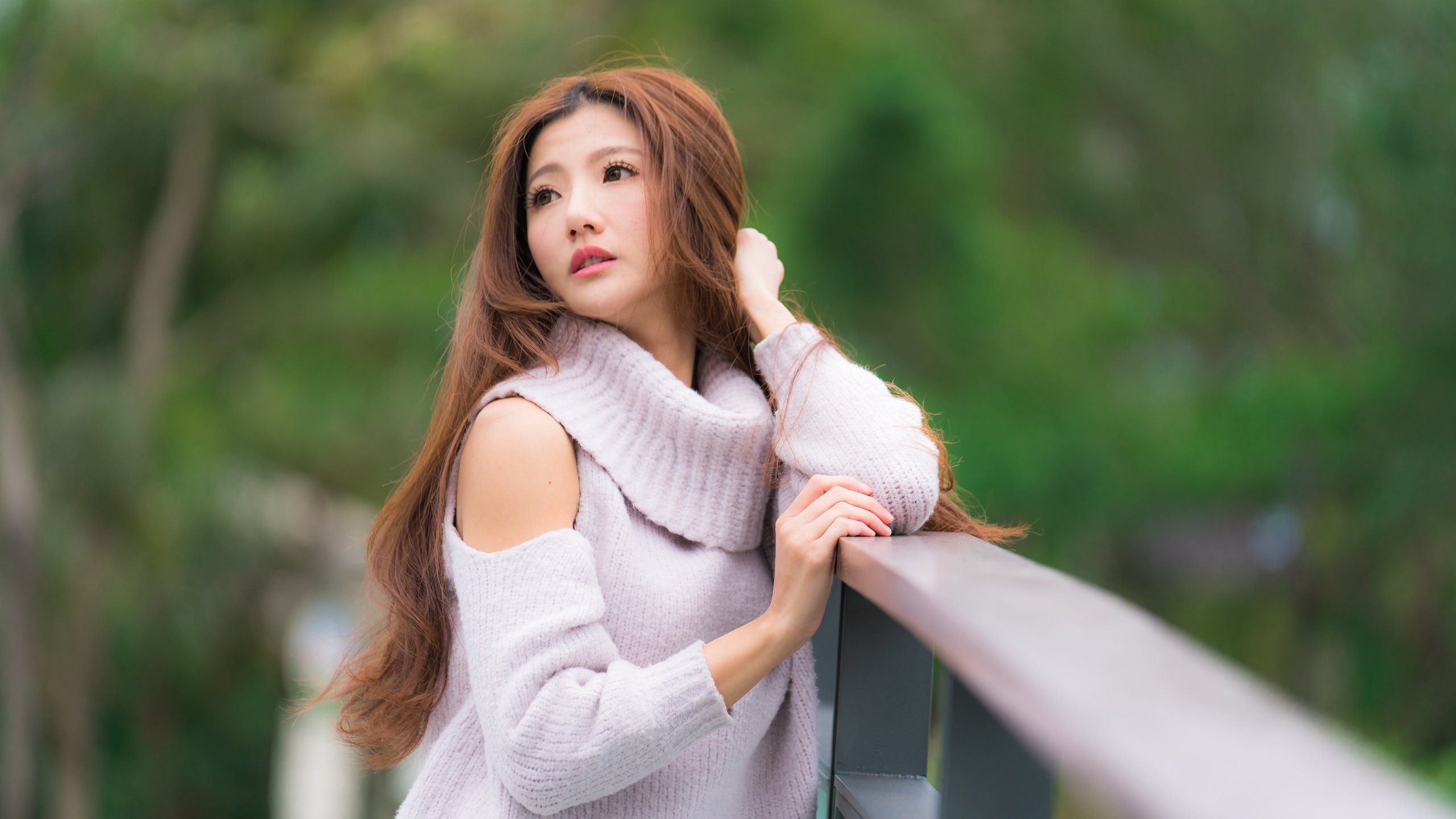 Обои девушка, перила, волосы, азиатка, свитер, боке, girl, railings, hair, asian, sweater, bokeh разрешение 4500x3002 Загрузить