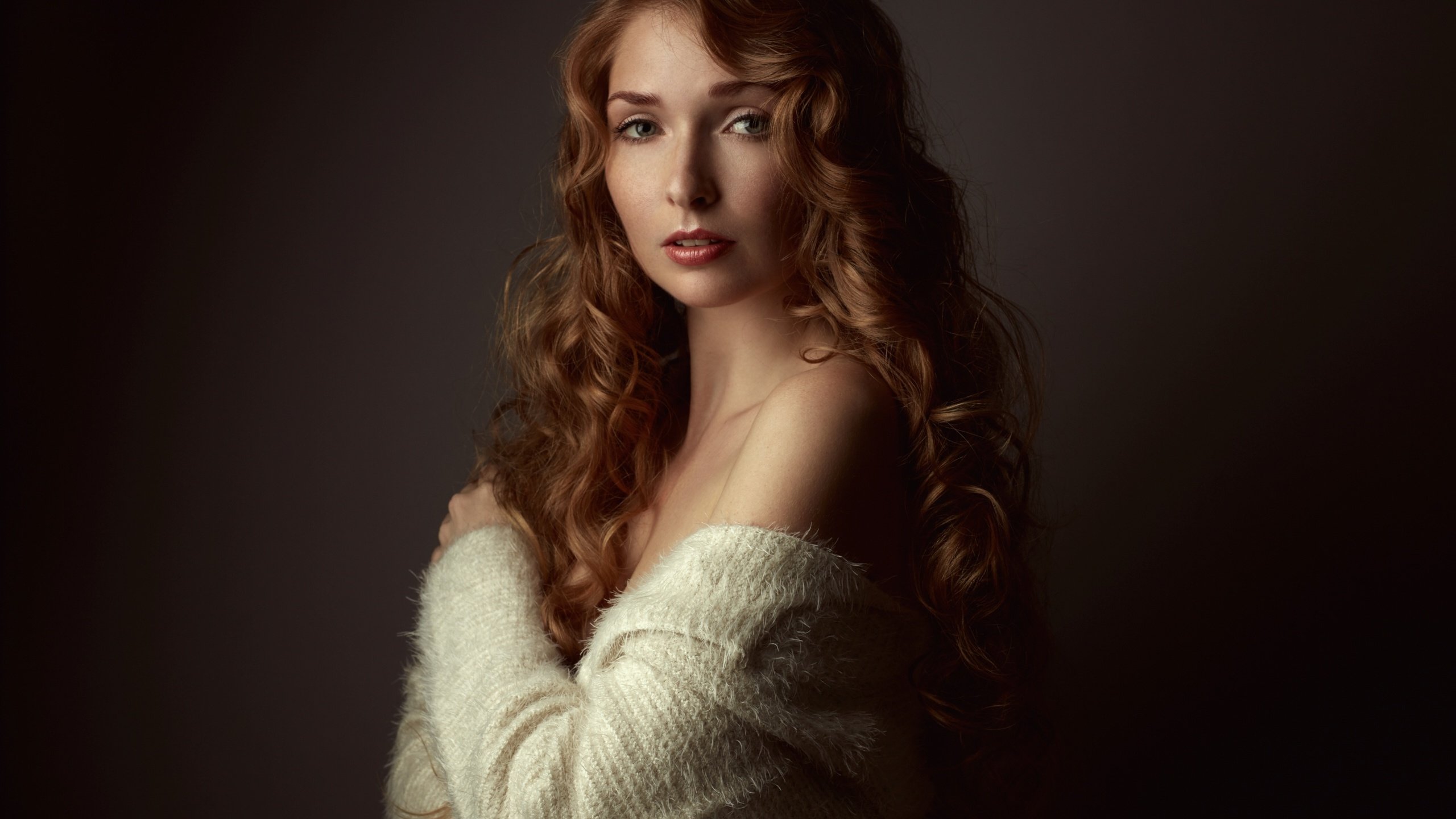 Обои девушка, взгляд, кудри, волосы, красотка, girl, look, curls, hair, beauty разрешение 2560x1707 Загрузить