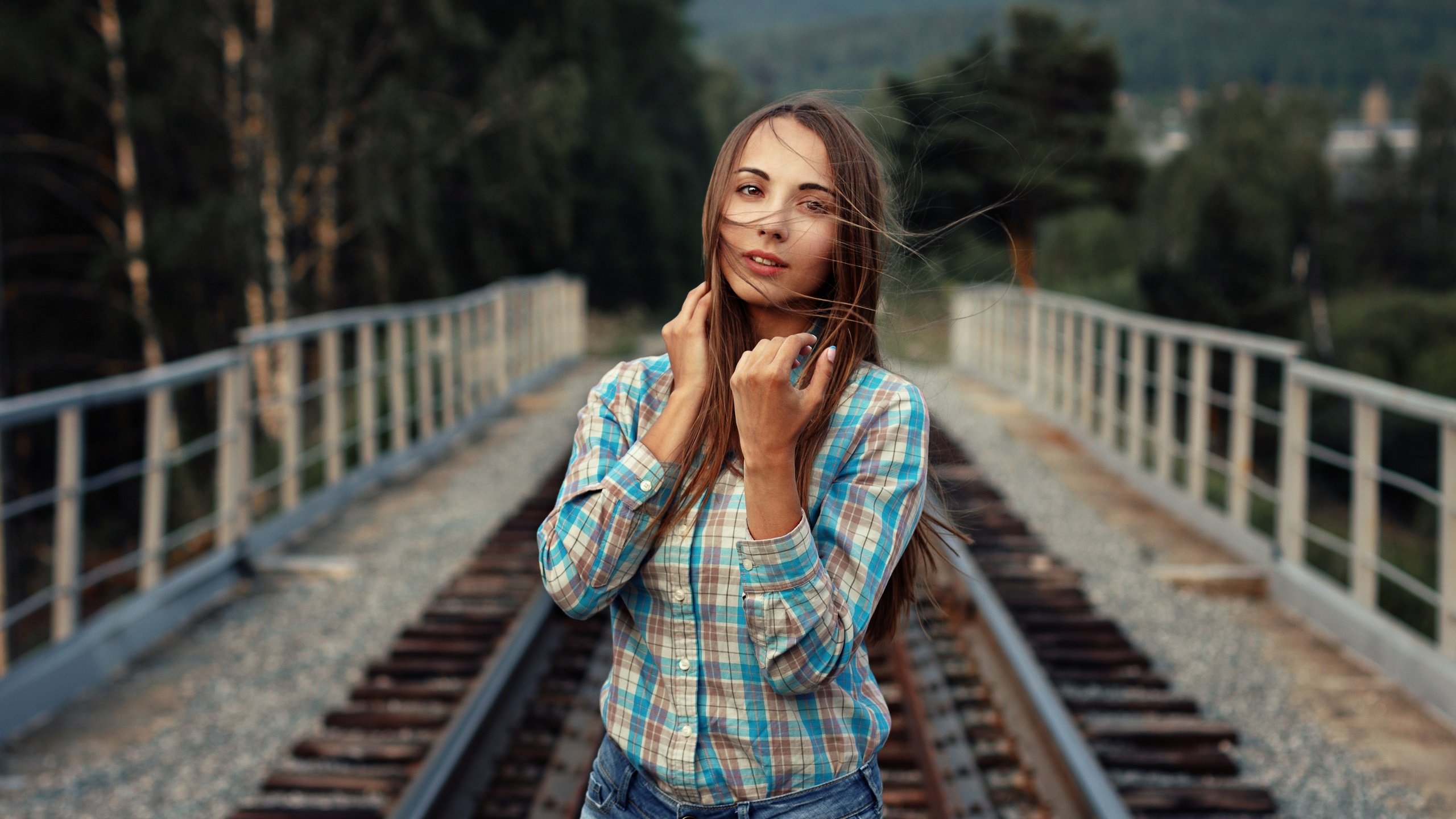 Обои железная дорога, dasha kolpaschikova, рельсы, мост, модель, джинсы, волосы, рубашка, евгений булатов, railroad, rails, bridge, model, jeans, hair, shirt, evgeny bulatov разрешение 4000x2667 Загрузить