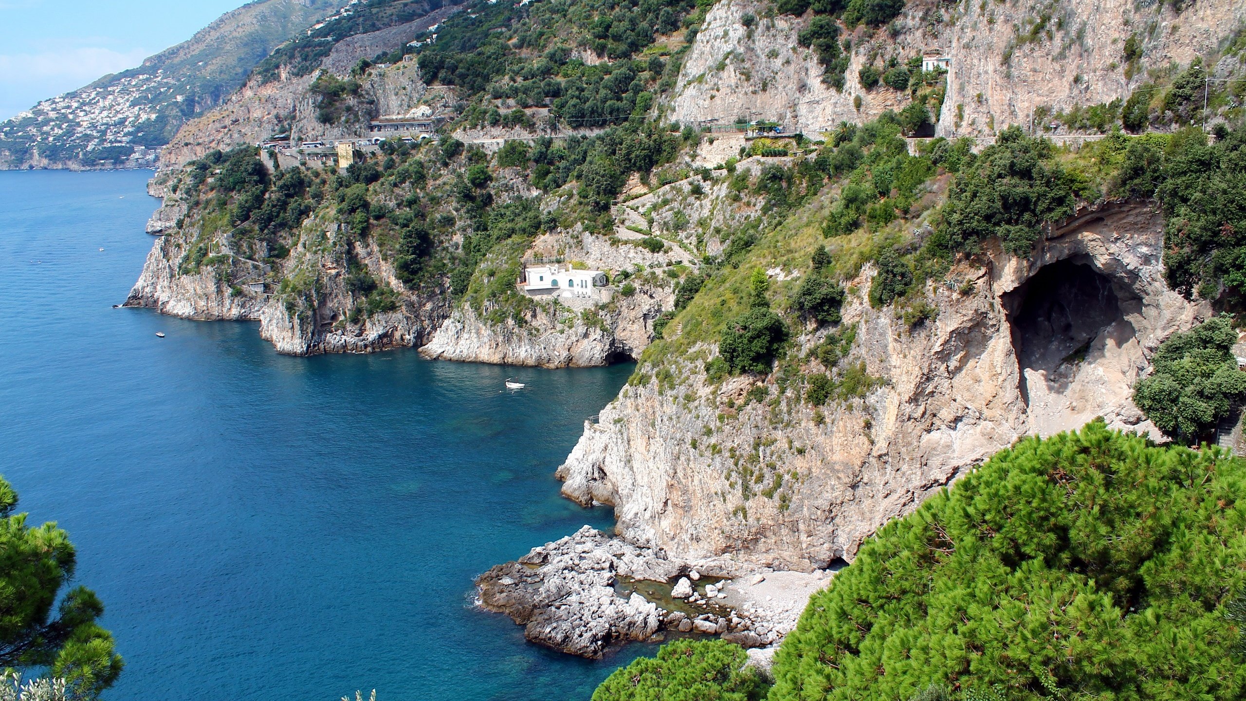 Обои деревья, горы, камни, море, побережье, дома, пещера, trees, mountains, stones, sea, coast, home, cave разрешение 2560x1707 Загрузить