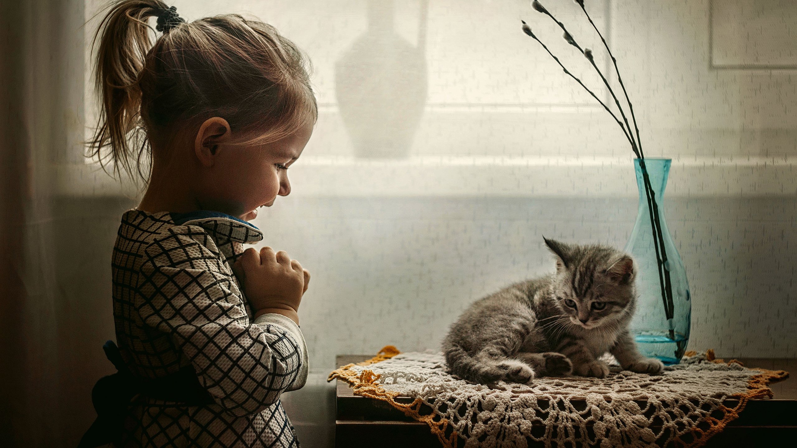 Обои котенок, радость, девочка, ребенок, животное, малышка, kitty, joy, girl, child, animal, baby разрешение 3000x2120 Загрузить