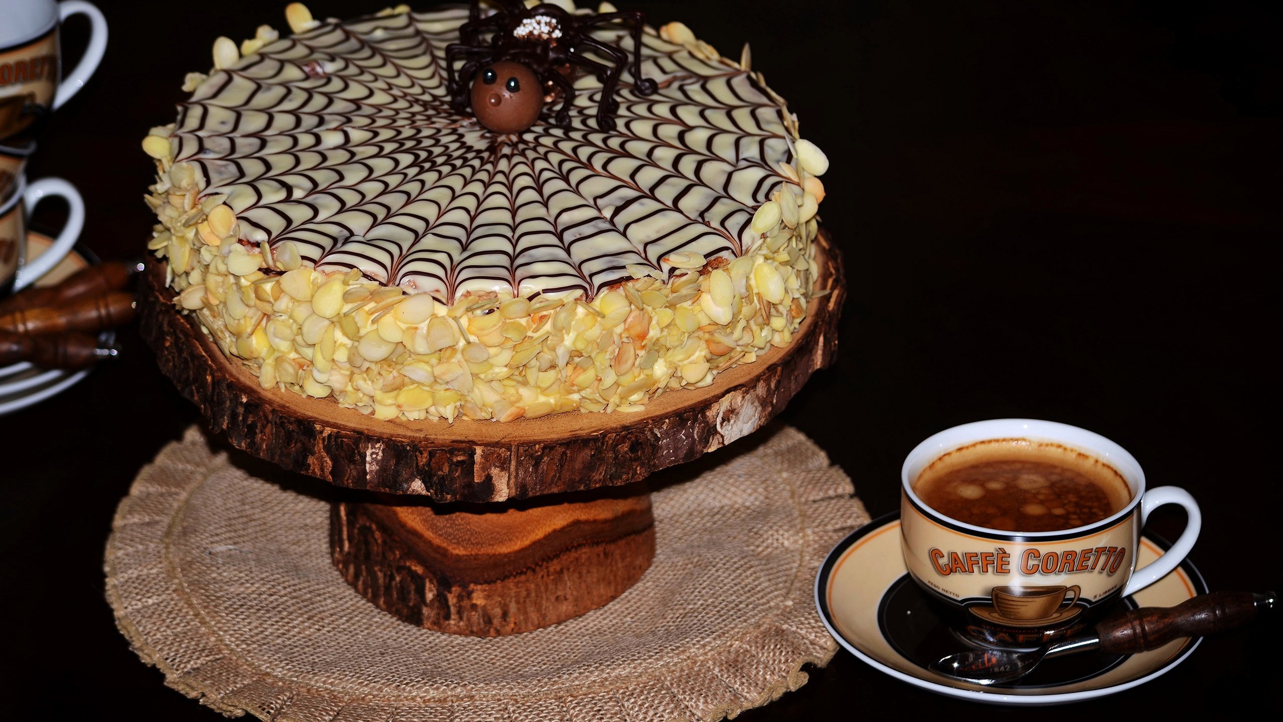 Обои кофе, черный фон, чашка, торт, coffee, black background, cup, cake разрешение 4250x2815 Загрузить