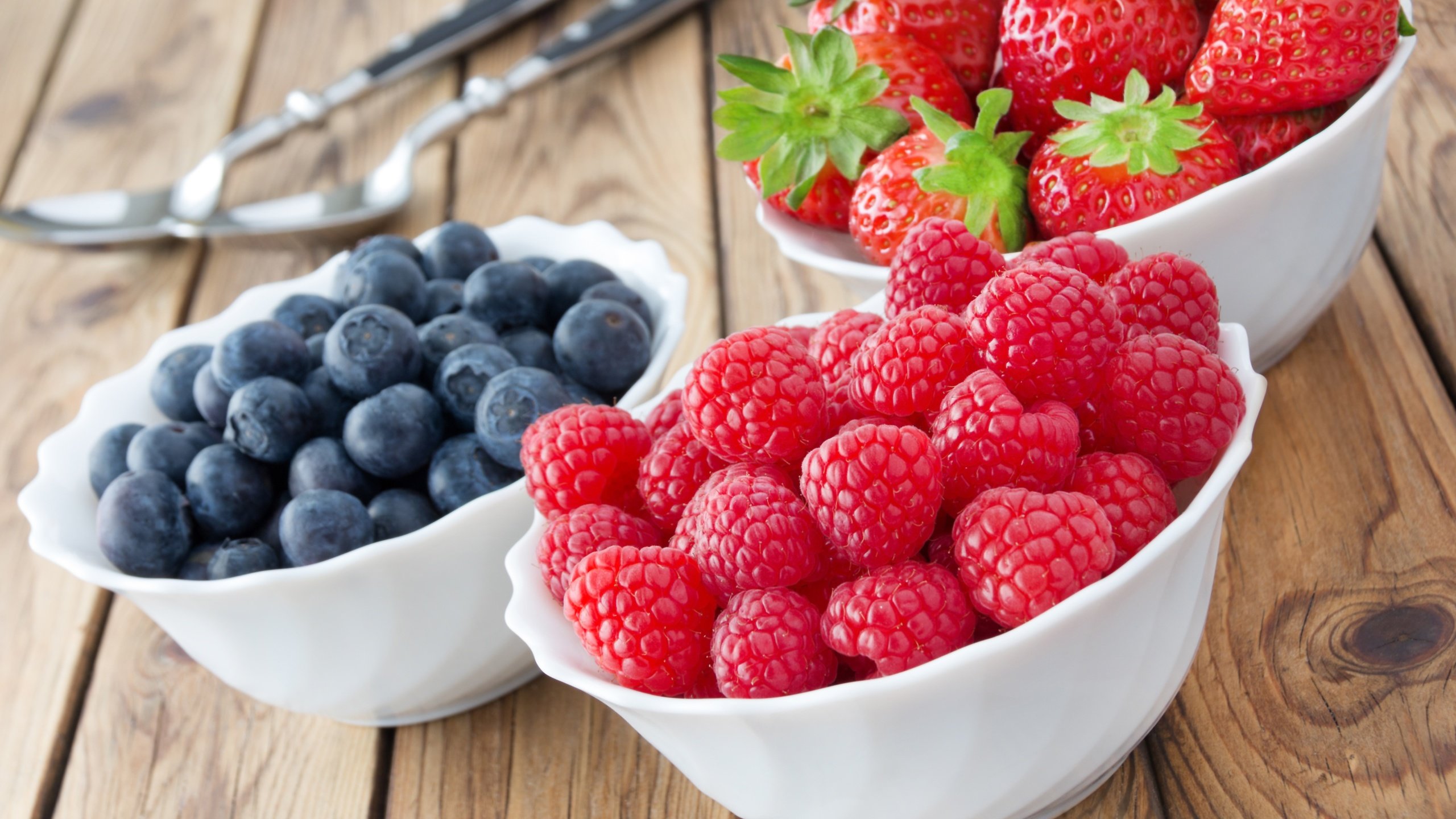Обои малина, клубника, ягоды, черника, деревянная поверхность, raspberry, strawberry, berries, blueberries, wooden surface разрешение 5184x3456 Загрузить