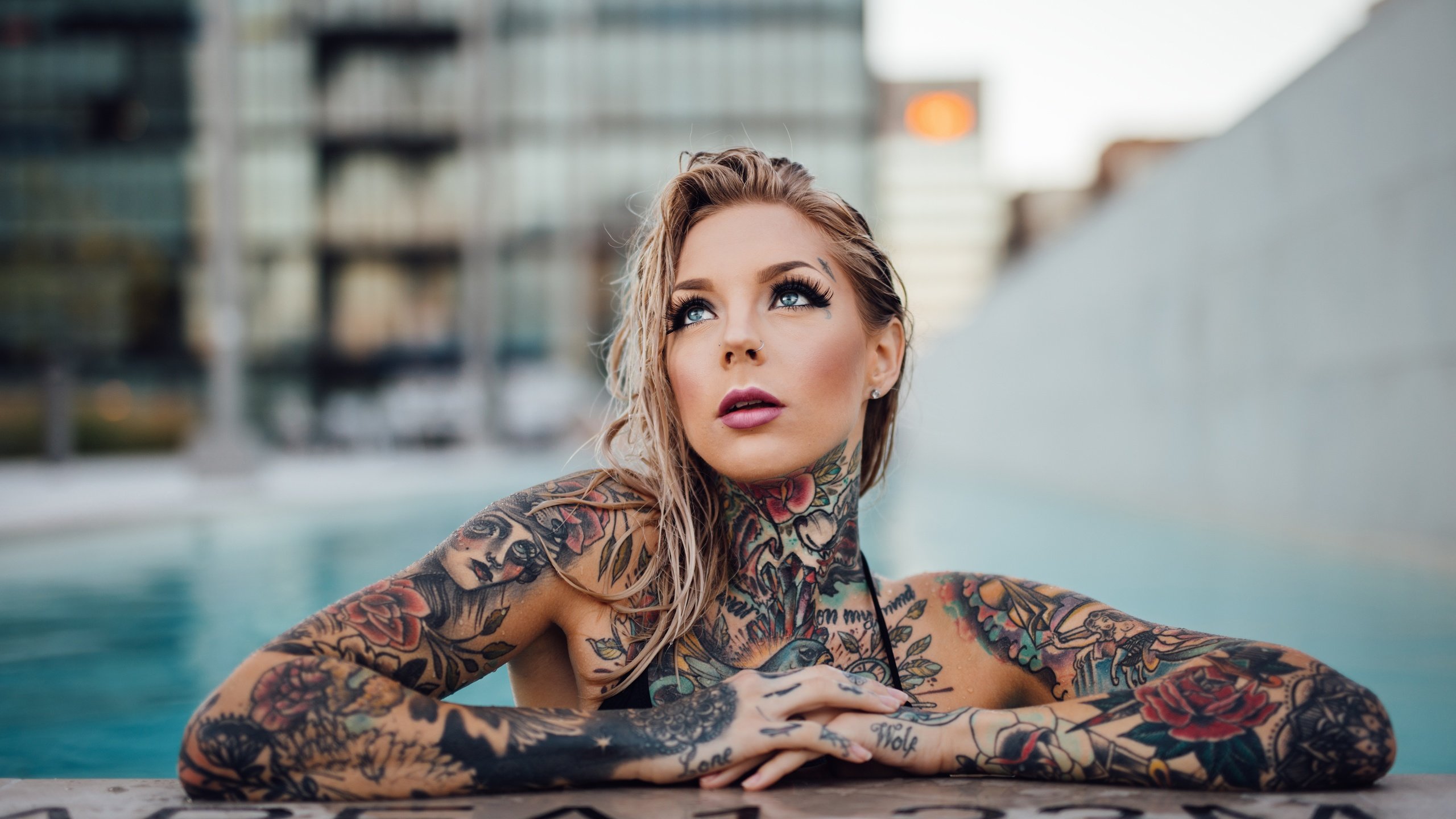 татуированная девушка на заставку