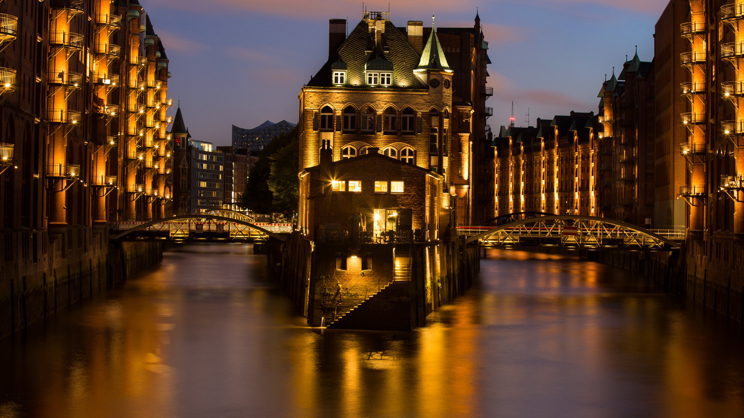 Обои ночь, огни, город, германия, гамбург, lena held, night, lights, the city, germany, hamburg разрешение 5472x3648 Загрузить