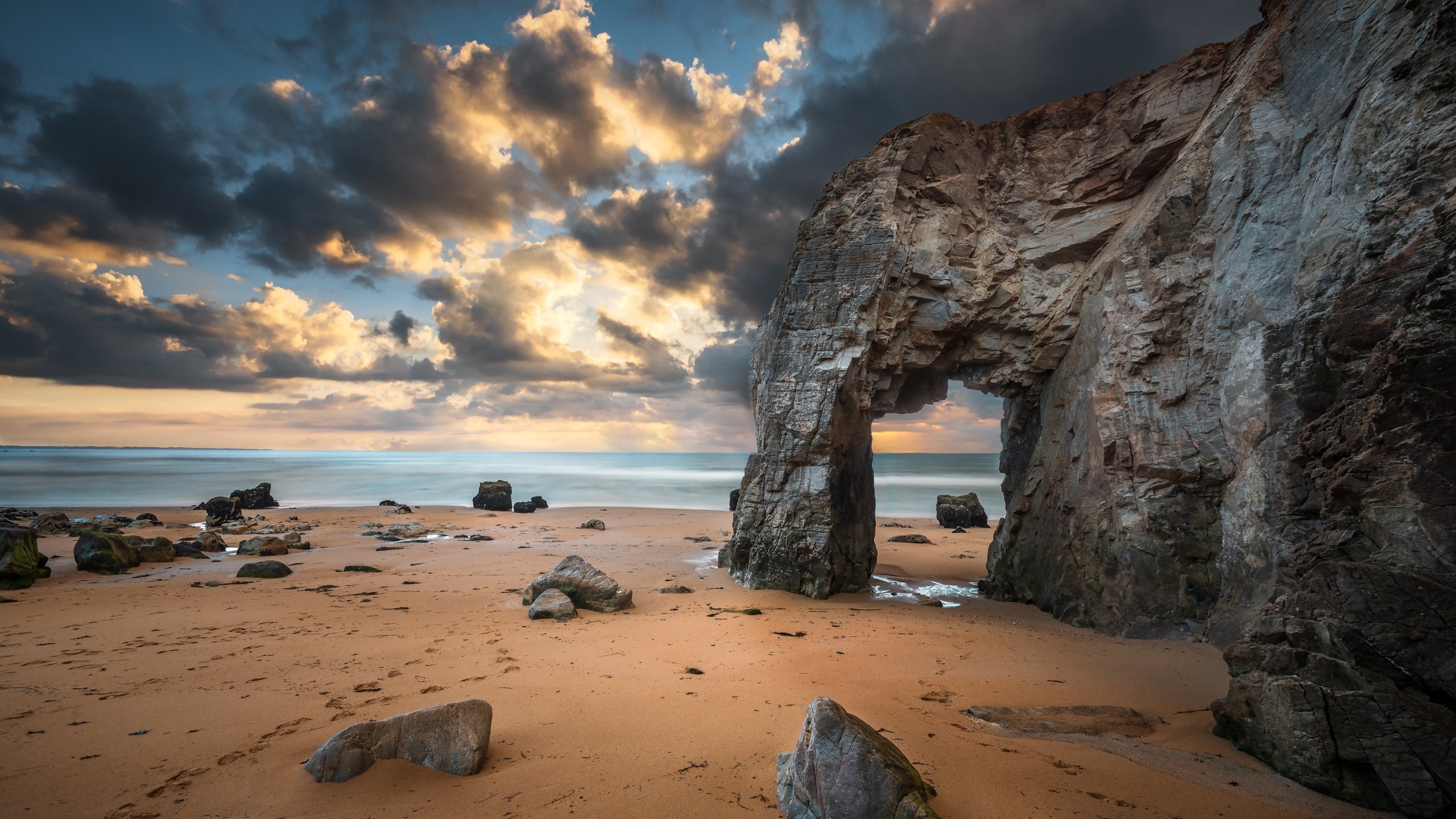 Обои небо, пляж, облака, арка, скалы, природа, камни, берег, море, песок, the sky, beach, clouds, arch, rocks, nature, stones, shore, sea, sand разрешение 6016x4016 Загрузить