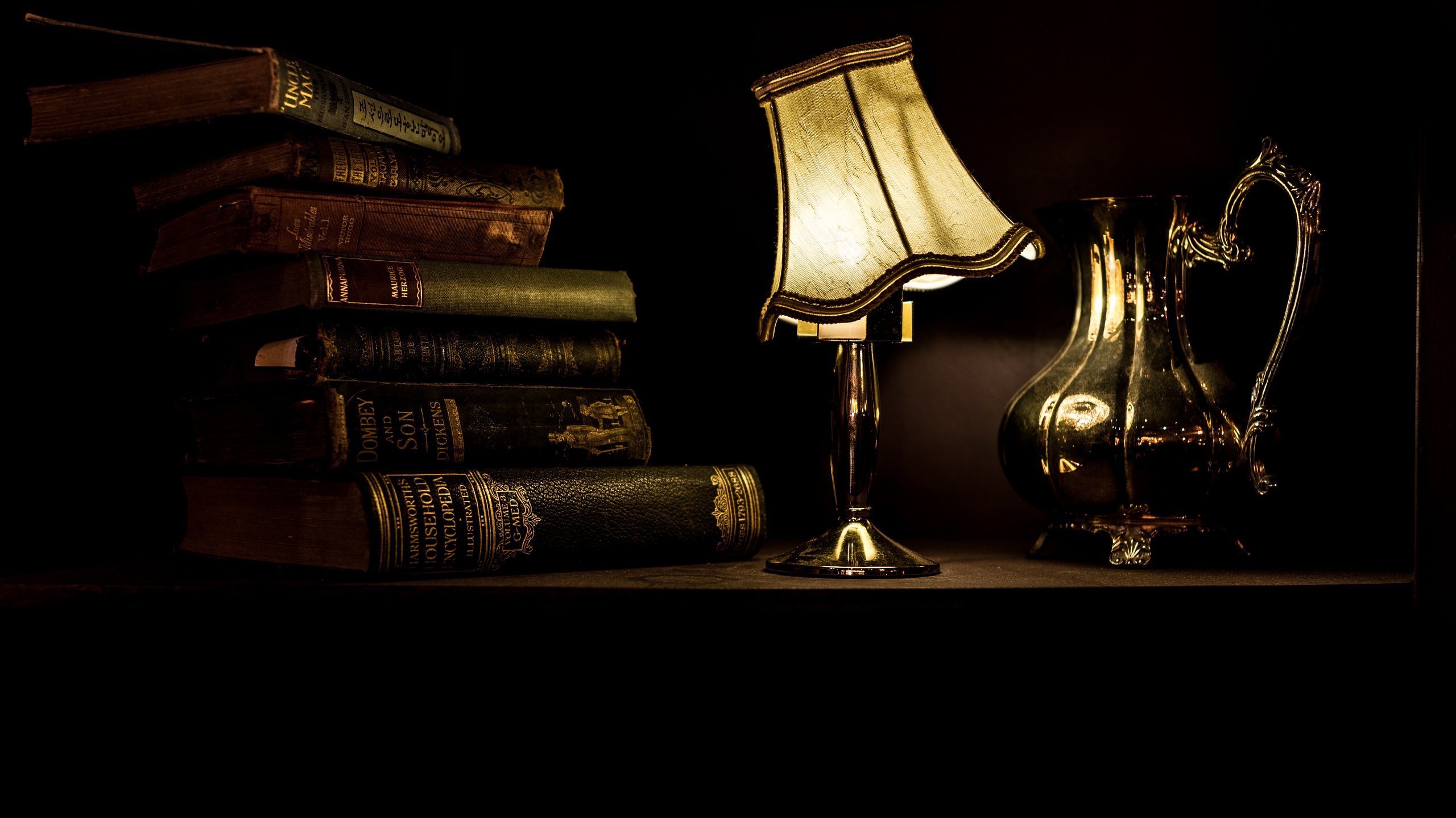 Обои свет, лампа, книги, черный фон, кувшин, light, lamp, books, black background, pitcher разрешение 5429x4016 Загрузить